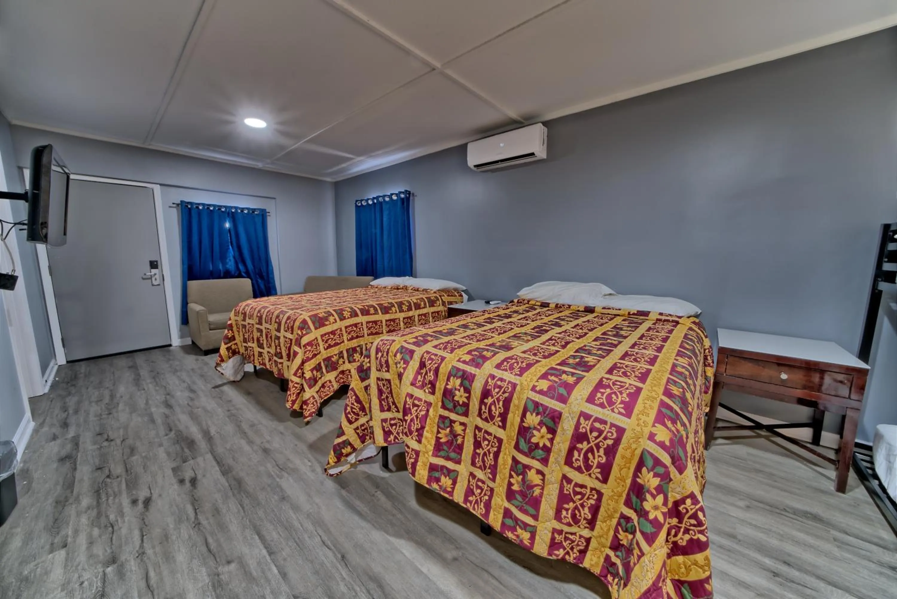 Bed in Aqua View Motel