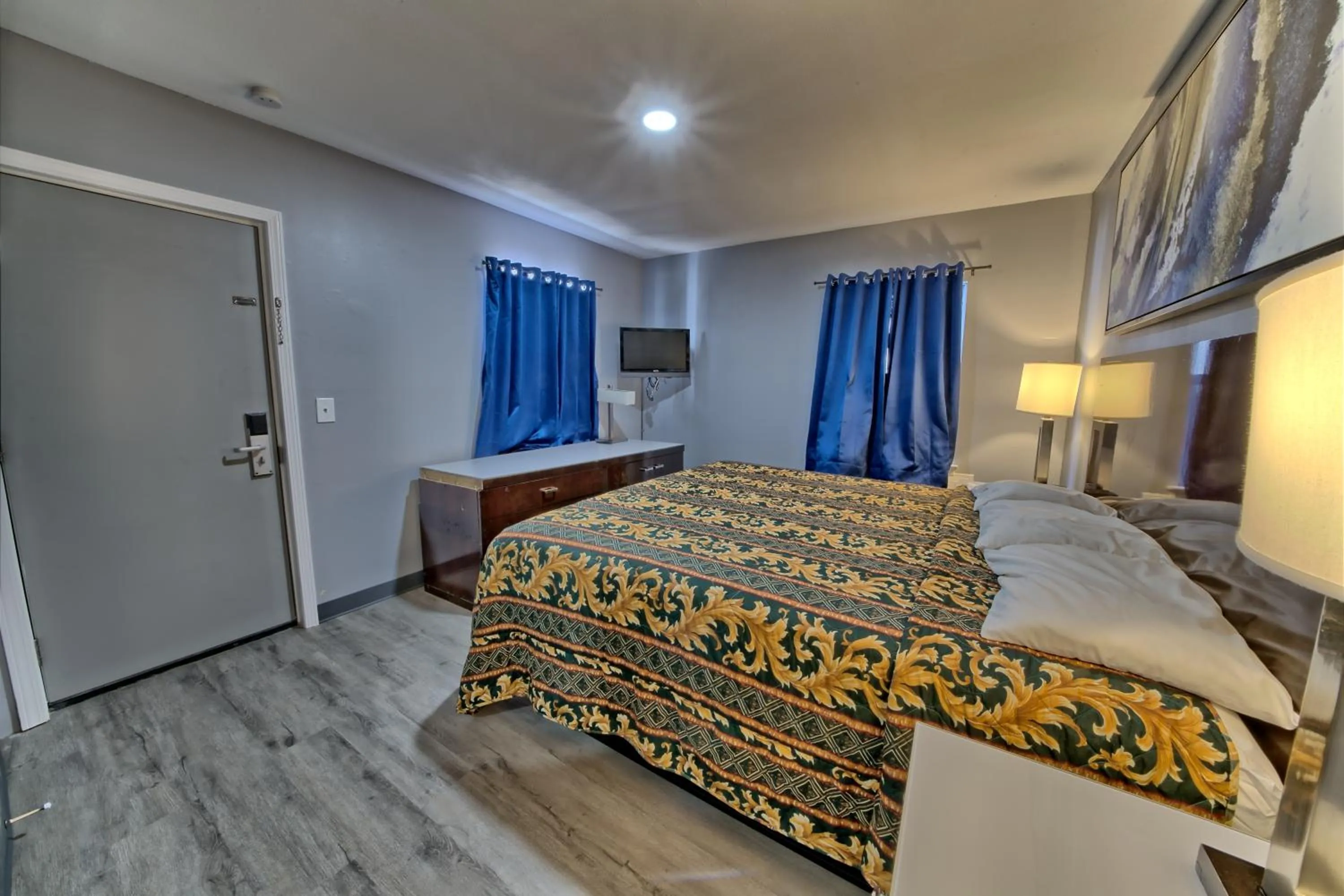 Bed in Aqua View Motel