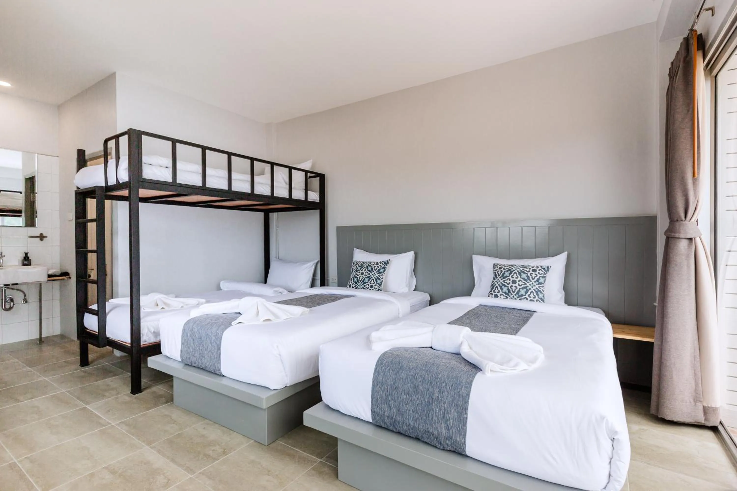 Bed in Monotel Aonang