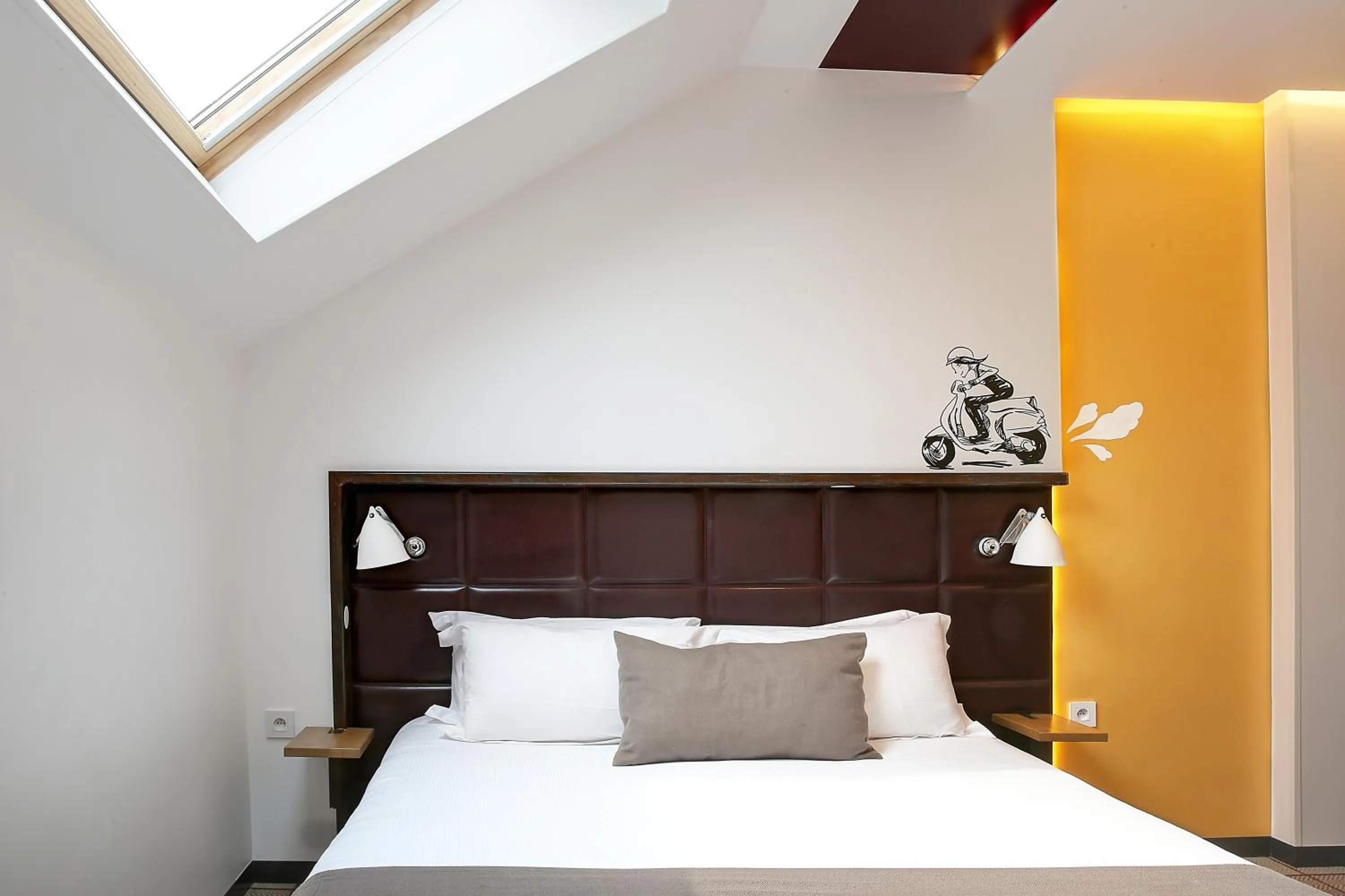 Photo of the whole room, Bed in Hotel Aulivia Opéra