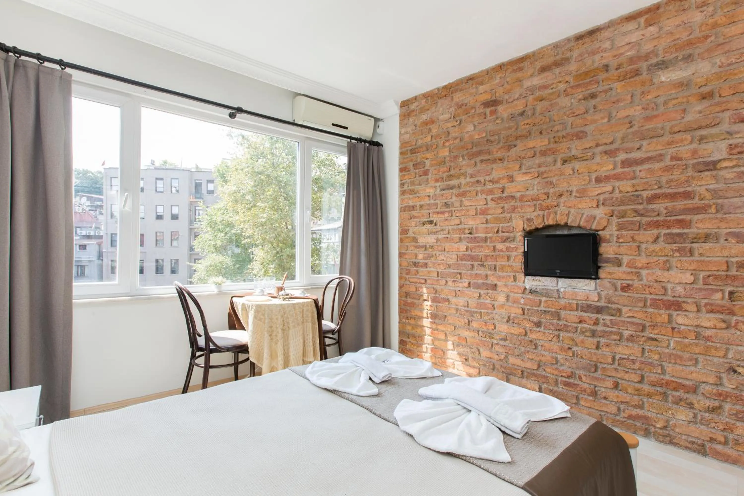 TV and multimedia, Bed in Antique Boutique