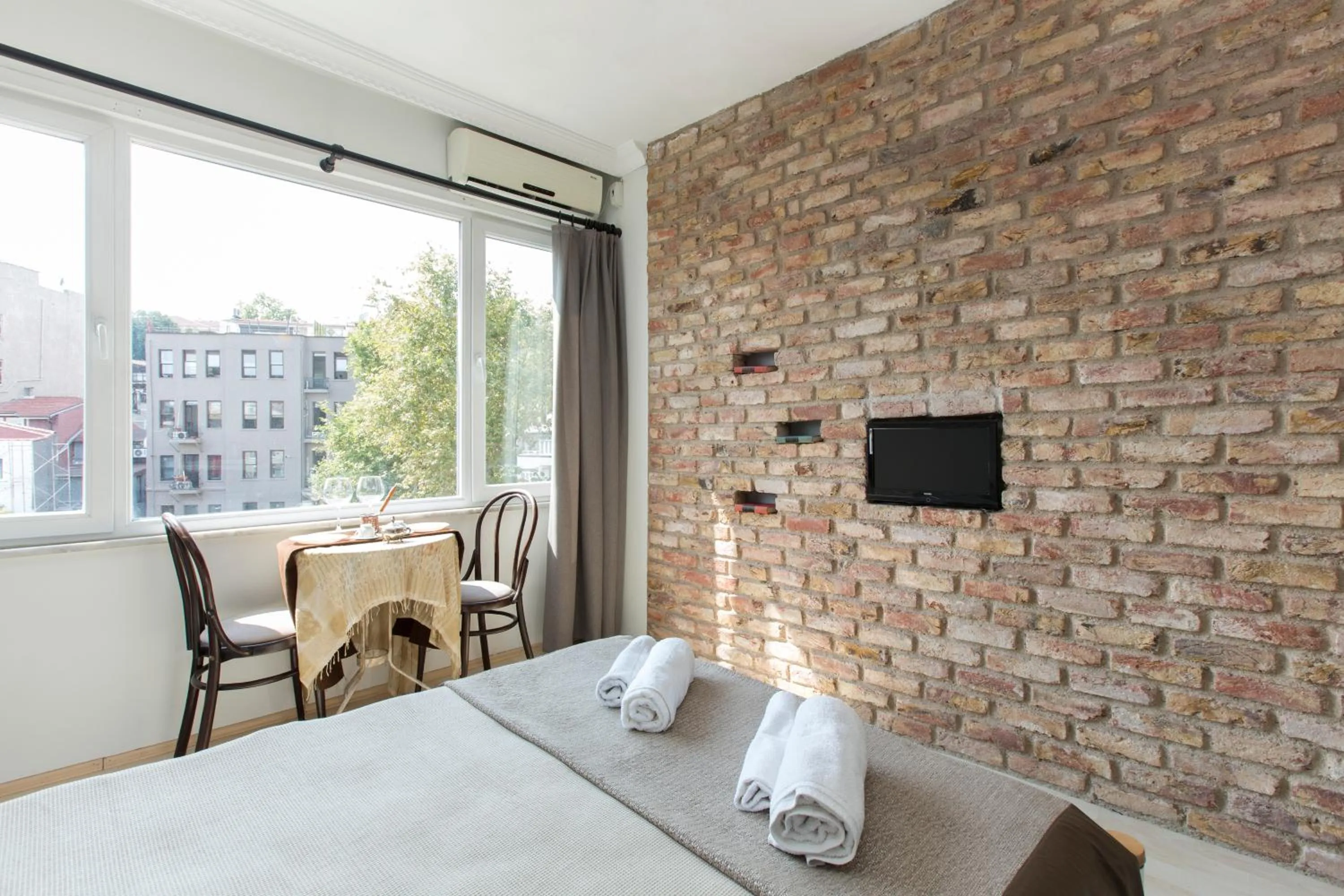 TV and multimedia, Bed in Antique Boutique