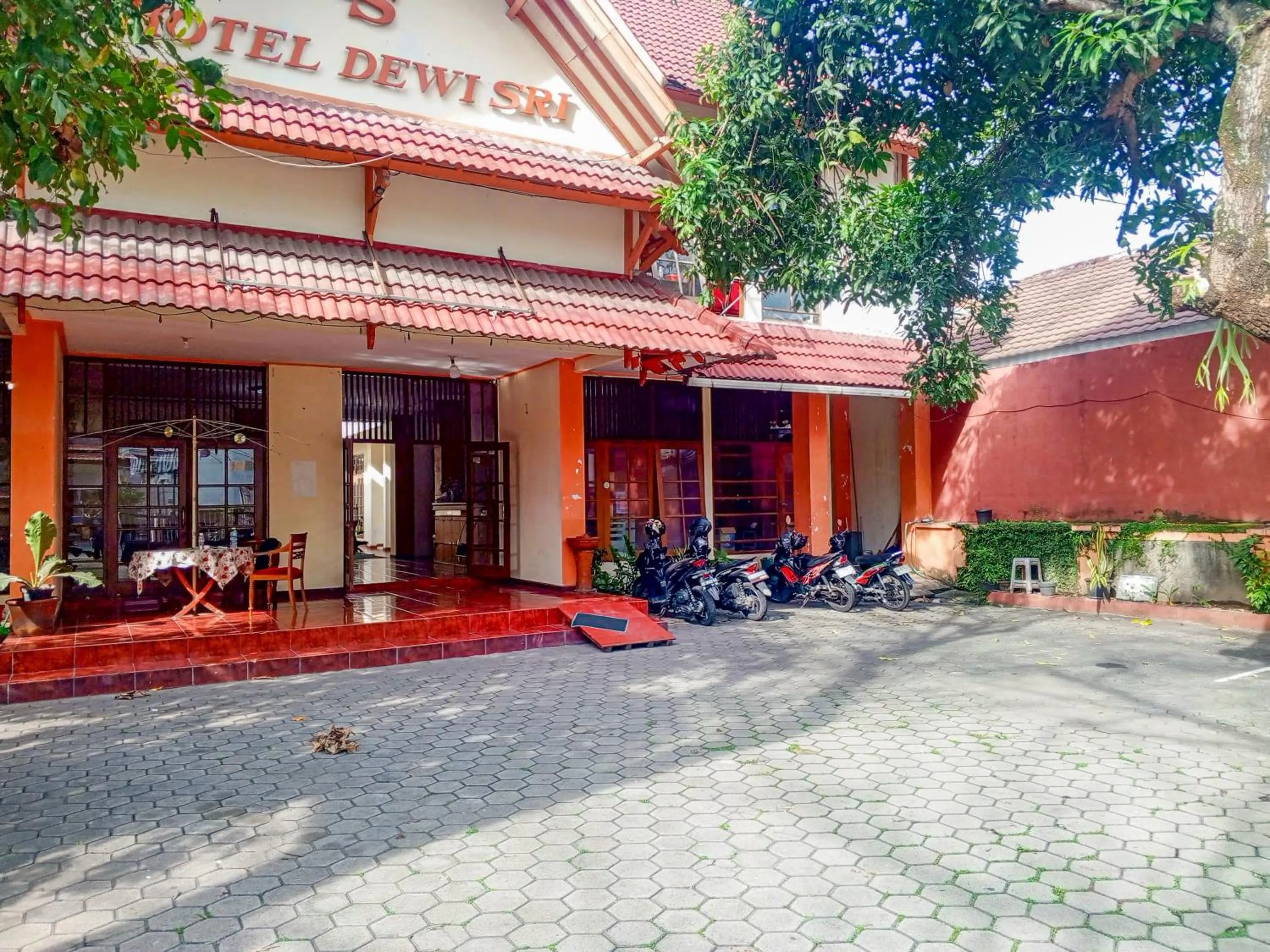 Facade/entrance in Hotel Dewi Sri Prawirotaman RedPartner