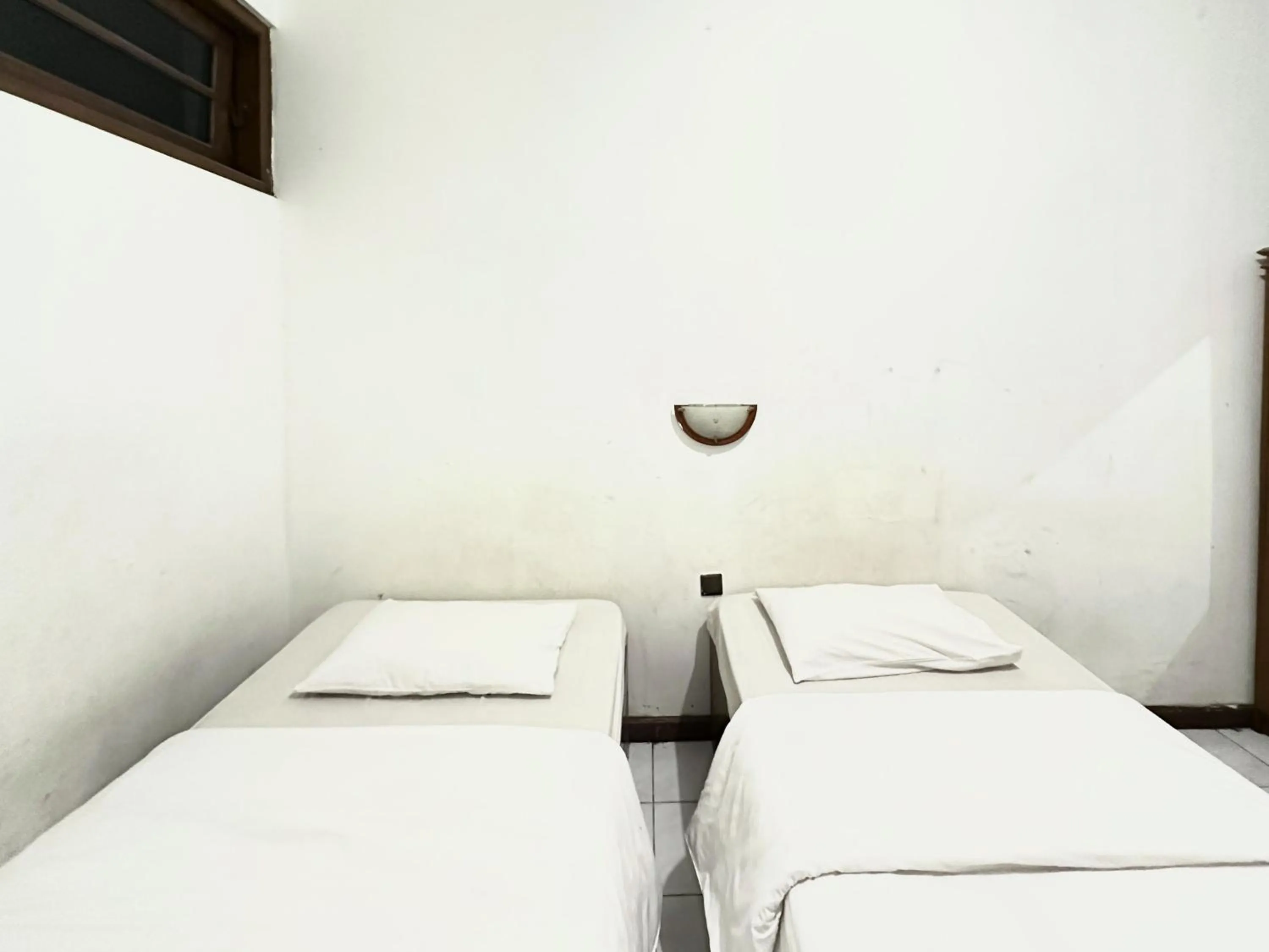 Bedroom, Bed in Hotel Dewi Sri Prawirotaman RedPartner