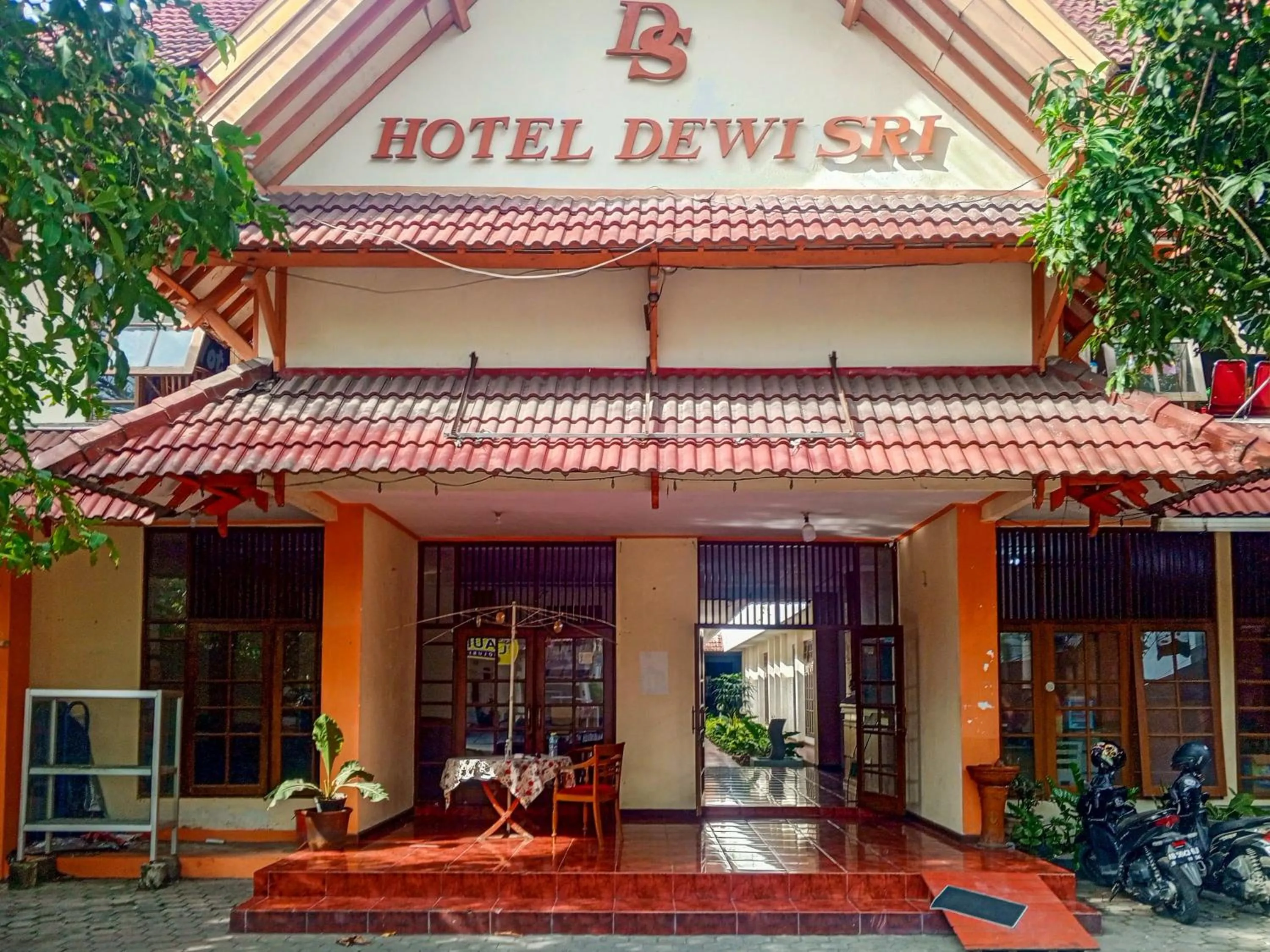 Facade/entrance in Hotel Dewi Sri Prawirotaman RedPartner