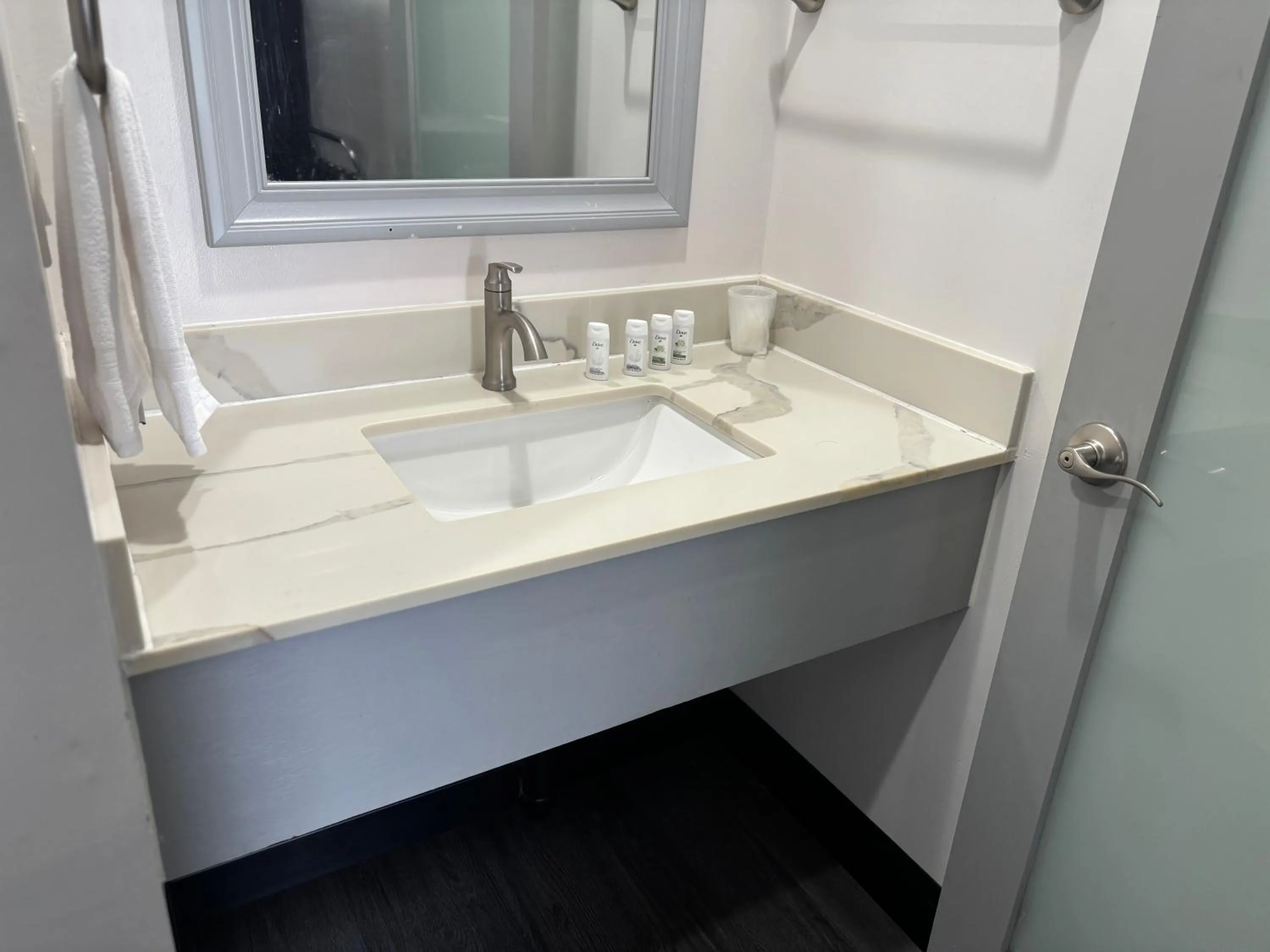 Bathroom in 6 Rivers Motel Fortuna near Hwy 101