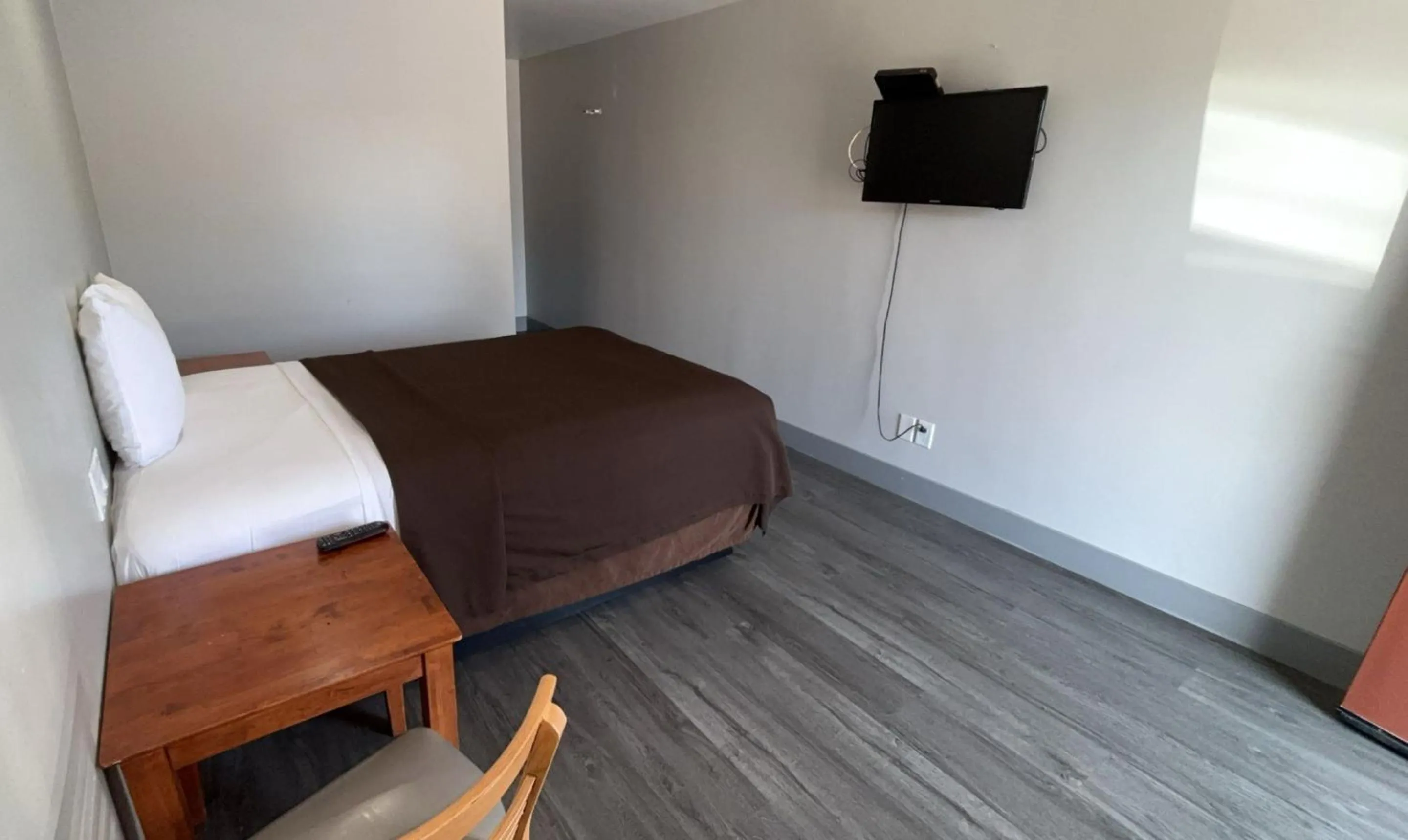 Bedroom, Bed in 6 Rivers Motel Fortuna near Hwy 101