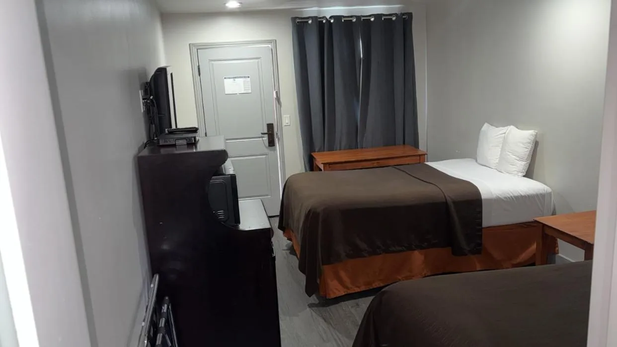 Bedroom, Bed in 6 Rivers Motel Fortuna near Hwy 101