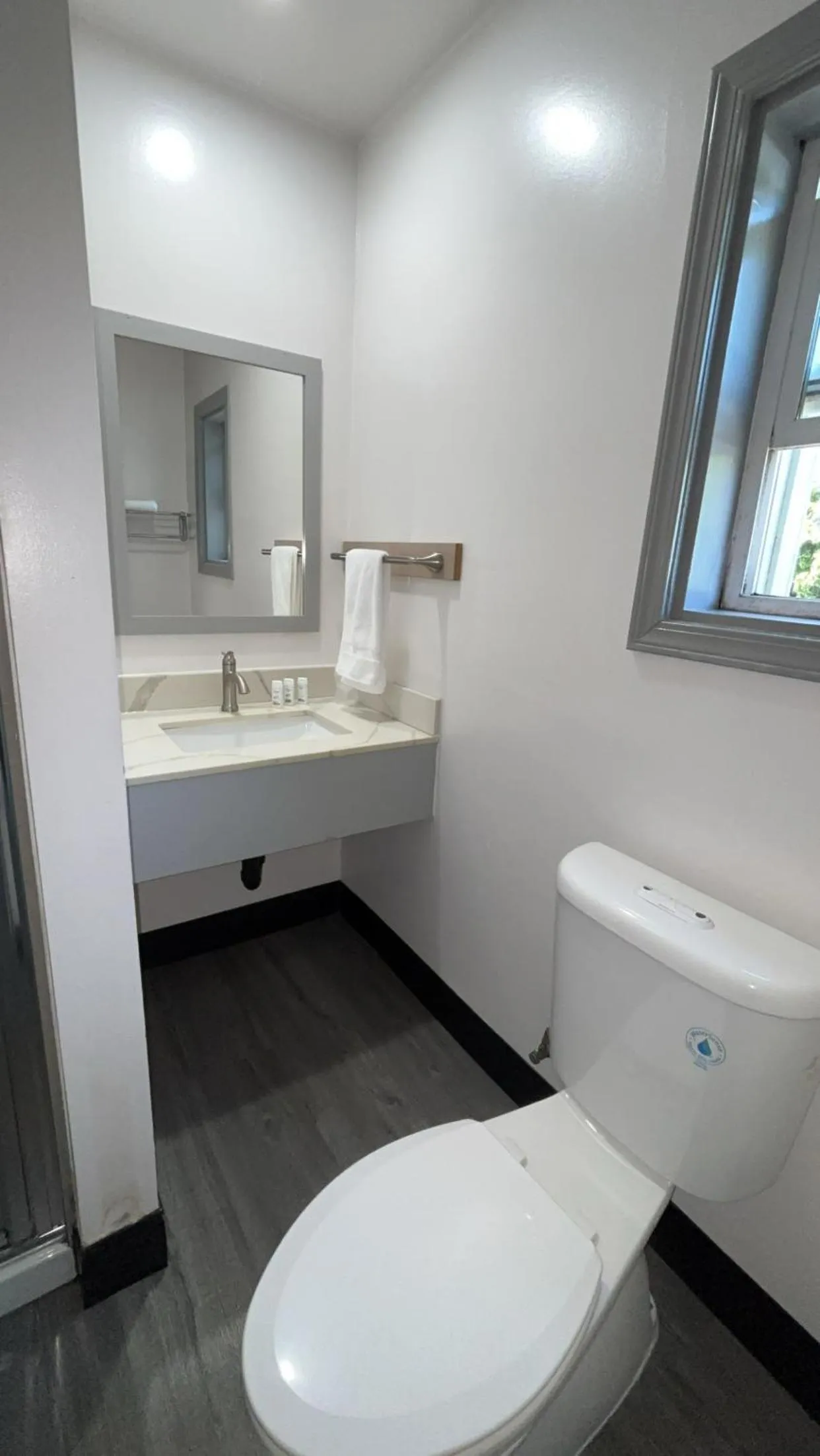 Bathroom in 6 Rivers Motel Fortuna near Hwy 101