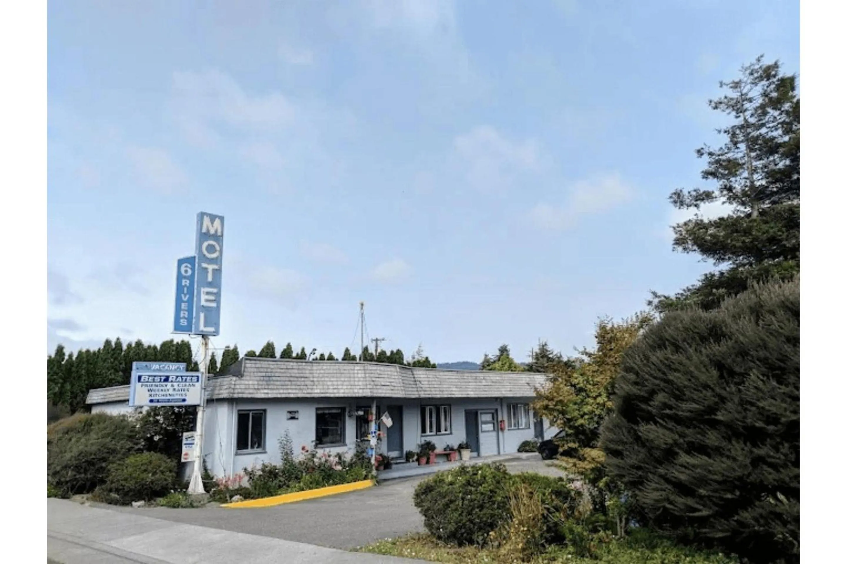 Facade/entrance in 6 Rivers Motel Fortuna near Hwy 101