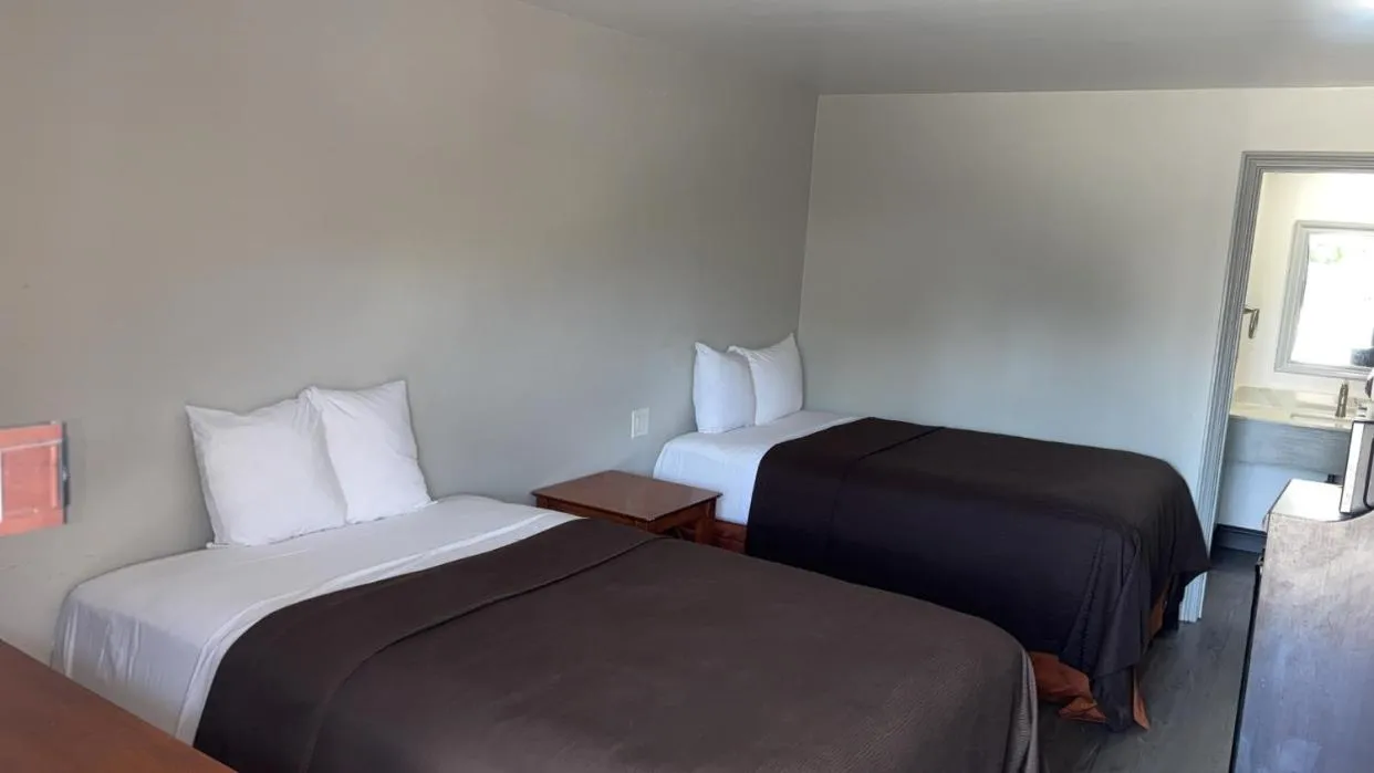 Bedroom, Bed in 6 Rivers Motel Fortuna near Hwy 101