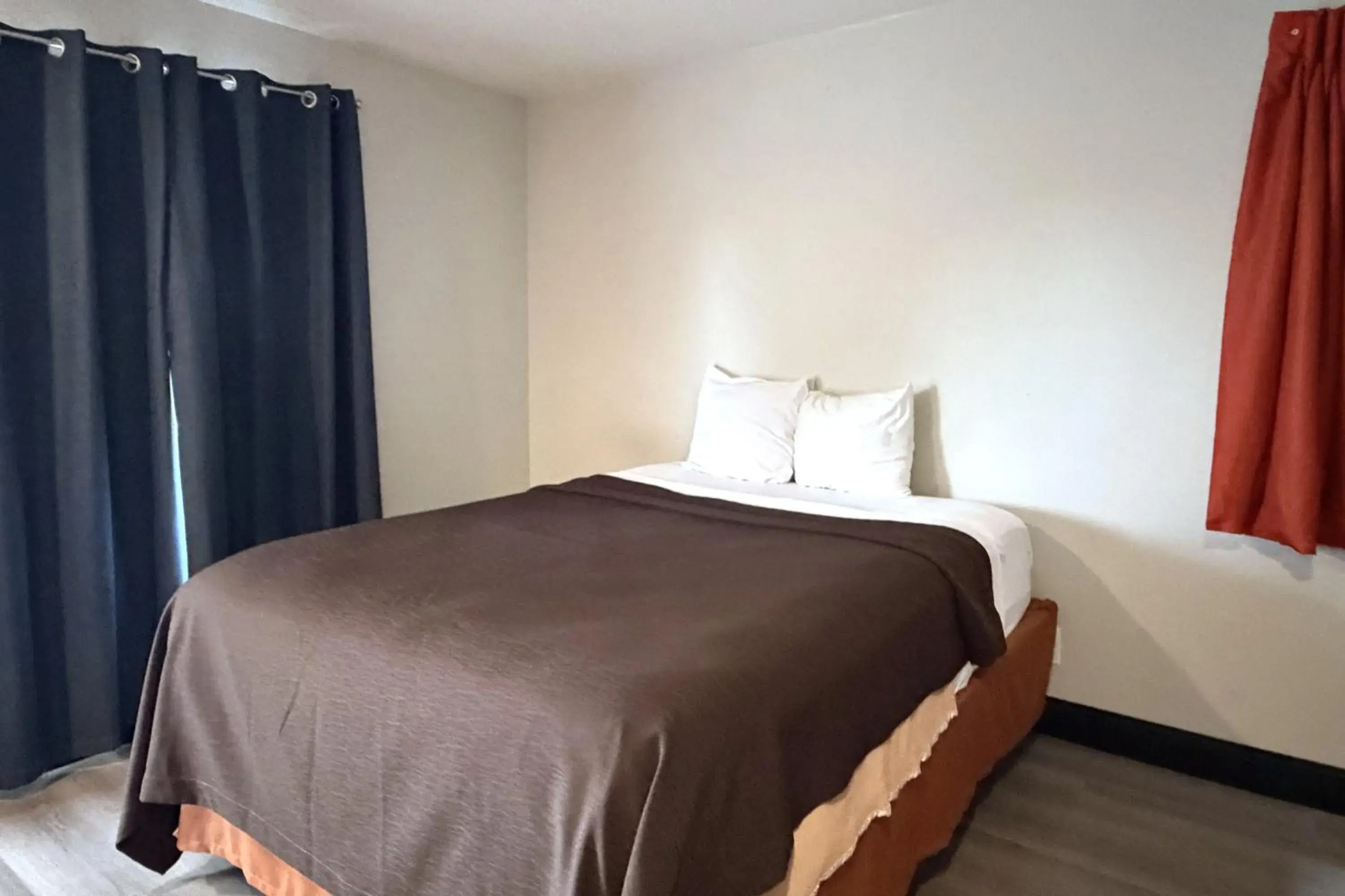 Full Bed Non-Smoking in 6 Rivers Motel Fortuna near Hwy 101 Full Bed Non-Smoking in 6 Rivers Motel Fortuna near Hwy 101