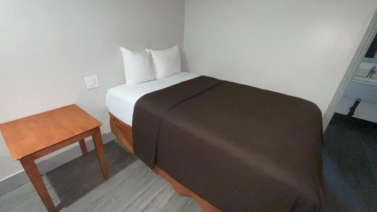 Bedroom, Bed in 6 Rivers Motel Fortuna near Hwy 101