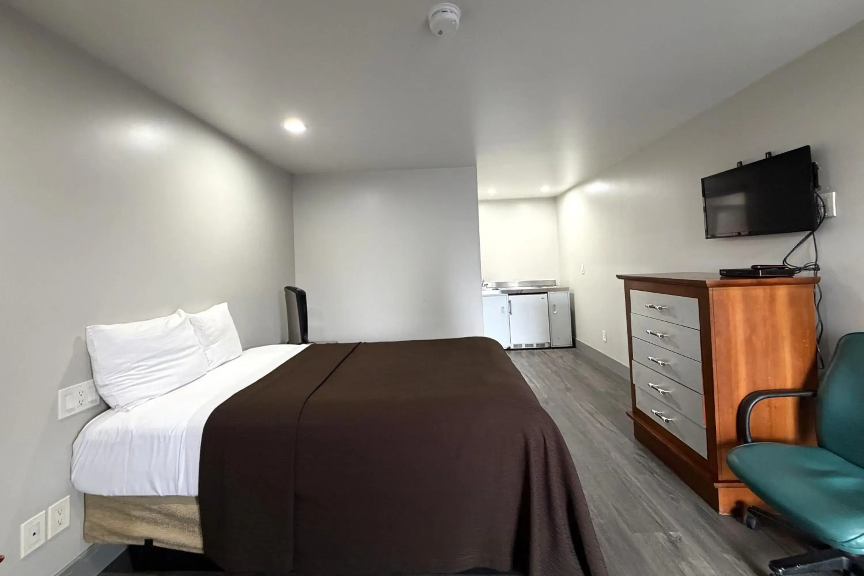 2 Queen Beds with Kitchenette Non-Smoking in 6 Rivers Motel Fortuna near Hwy 101 2 Queen Beds with Kitchenette Non-Smoking in 6 Rivers Motel Fortuna near Hwy 101