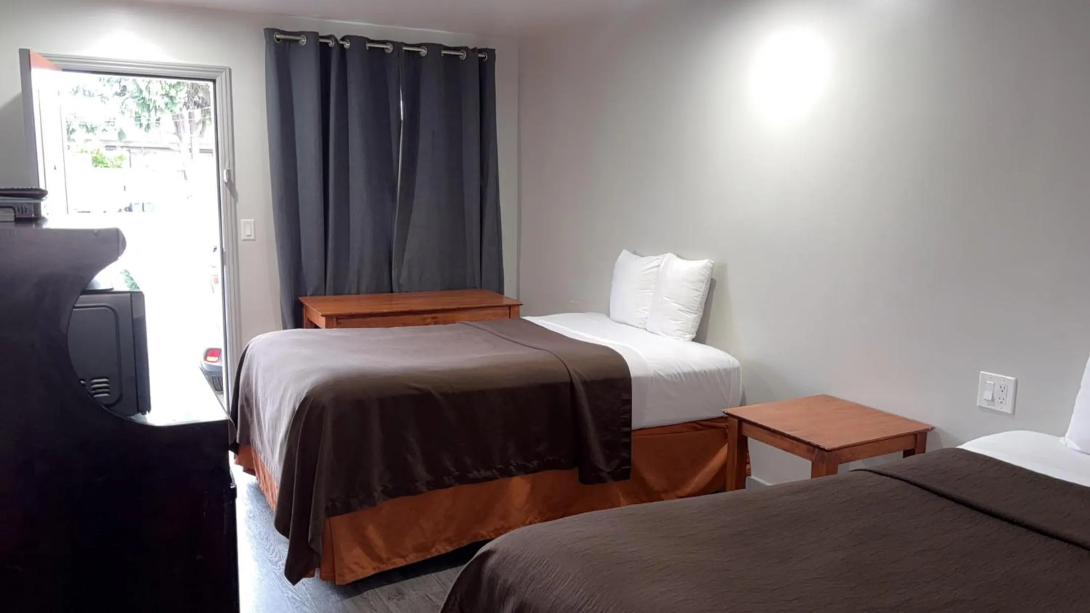 Bedroom, Bed in 6 Rivers Motel Fortuna near Hwy 101