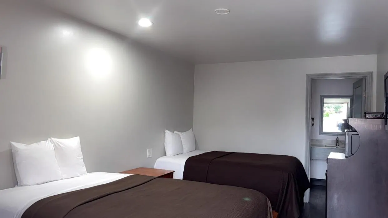 Bedroom, Bed in 6 Rivers Motel Fortuna near Hwy 101