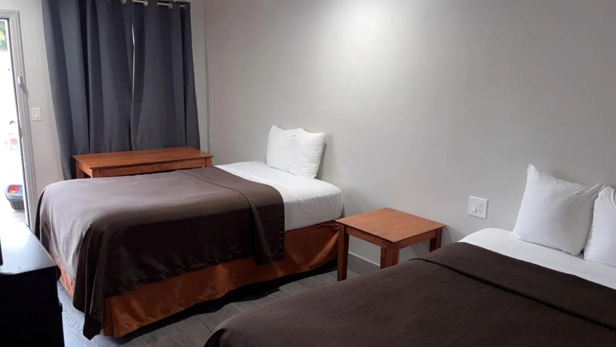 Bedroom, Bed in 6 Rivers Motel Fortuna near Hwy 101