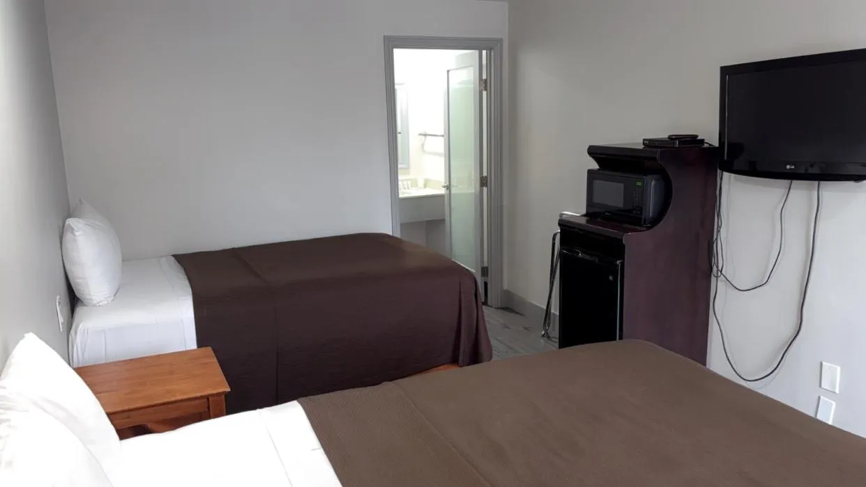 Bedroom, Bed in 6 Rivers Motel Fortuna near Hwy 101