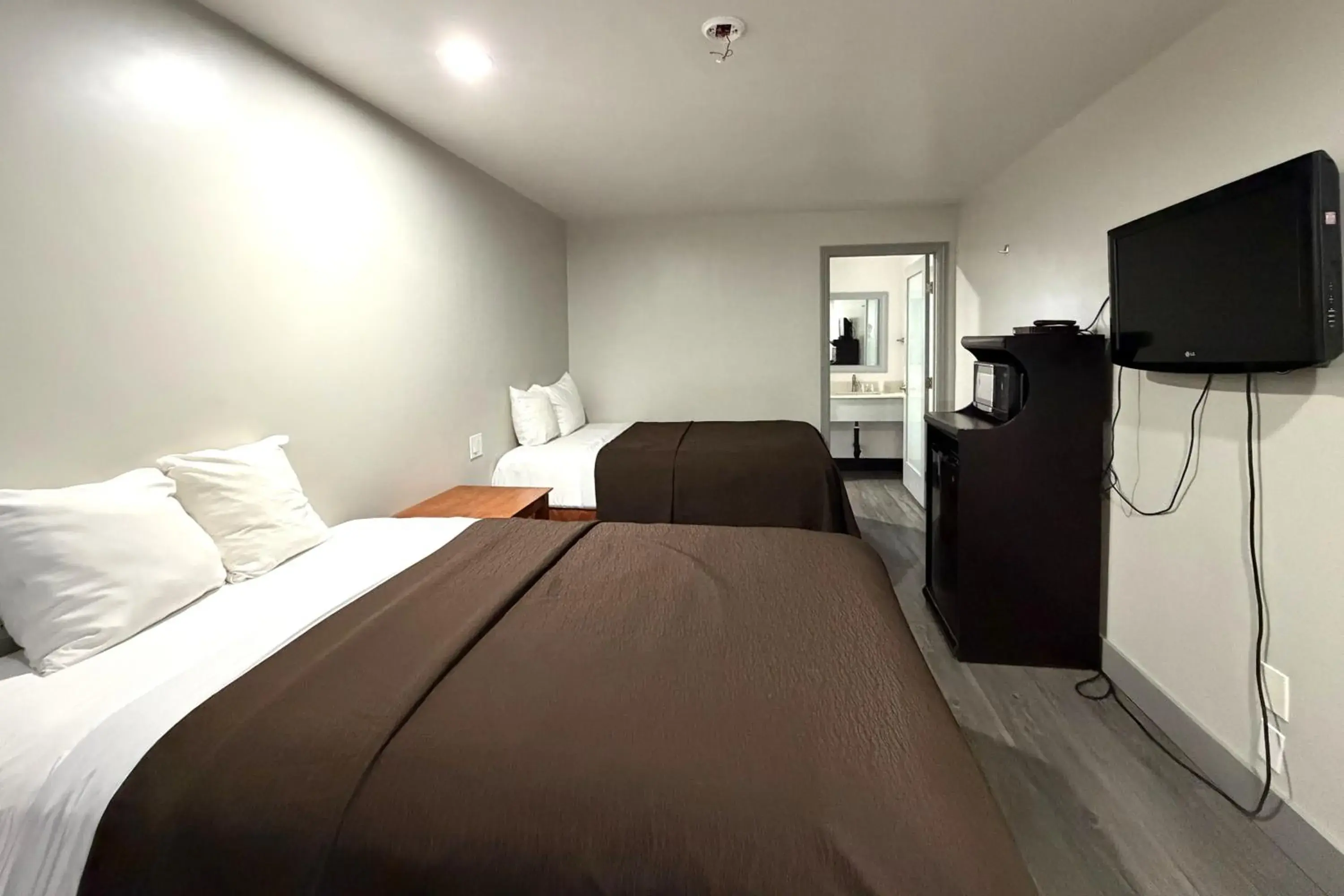 2 Queen Beds Non-Smoking in 6 Rivers Motel Fortuna near Hwy 101 2 Queen Beds Non-Smoking in 6 Rivers Motel Fortuna near Hwy 101