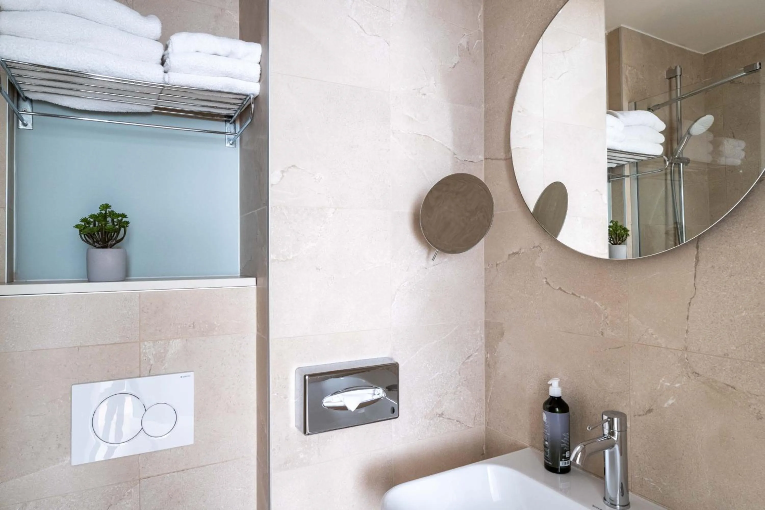 Bathroom in Hotel Acadia - Astotel