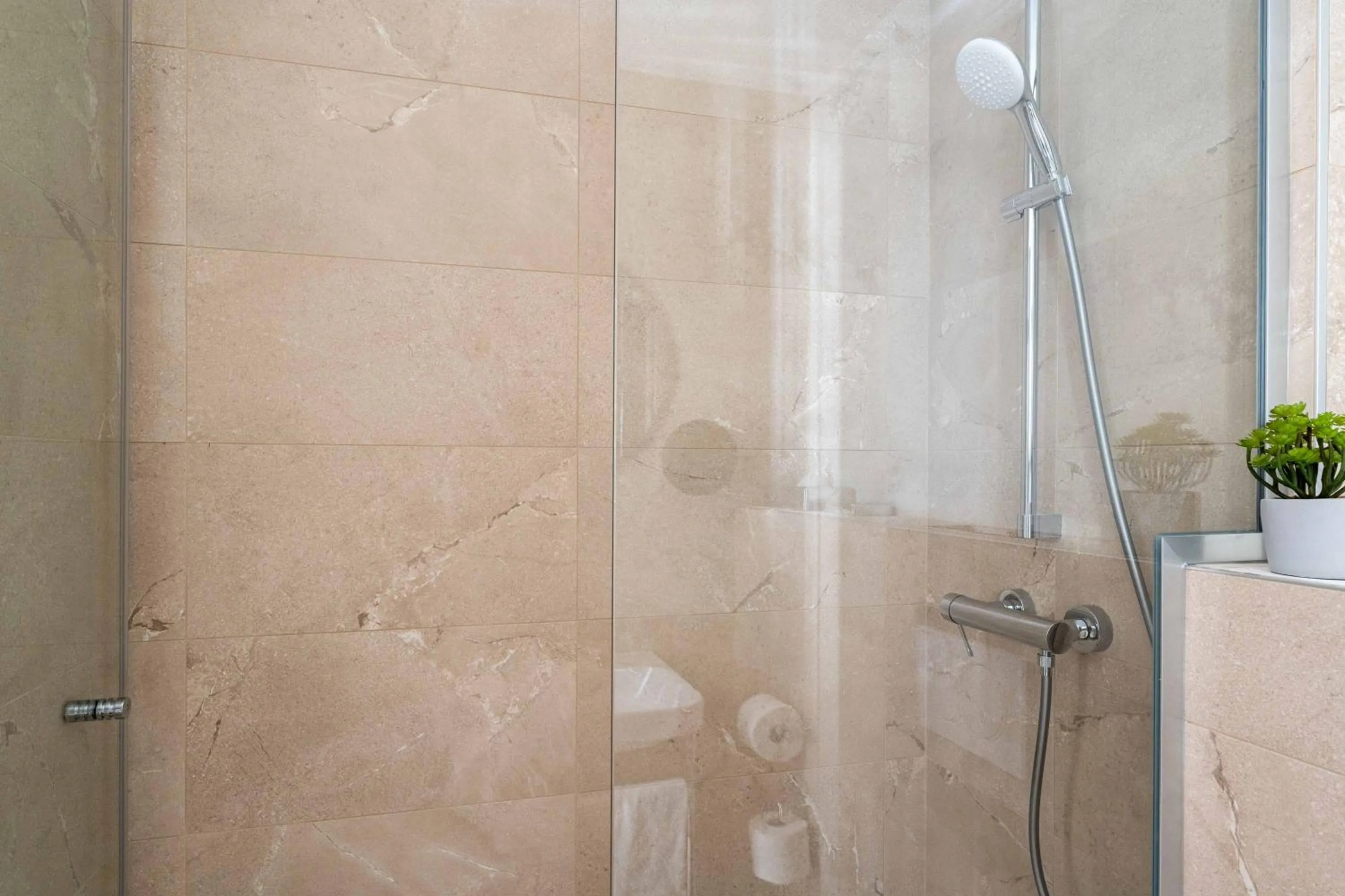 Bathroom in Hotel Acadia - Astotel