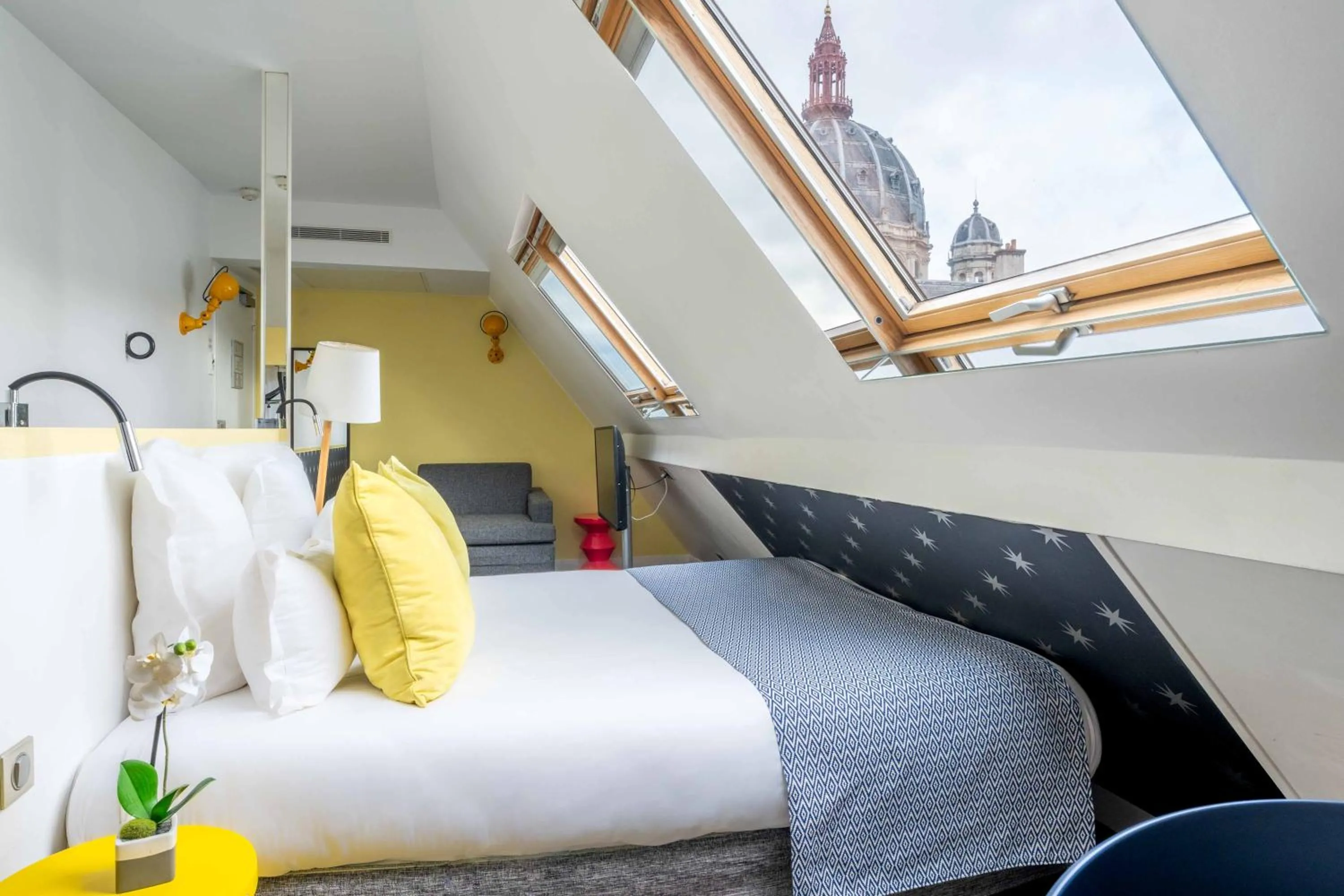 Bed in Hôtel Augustin - Astotel