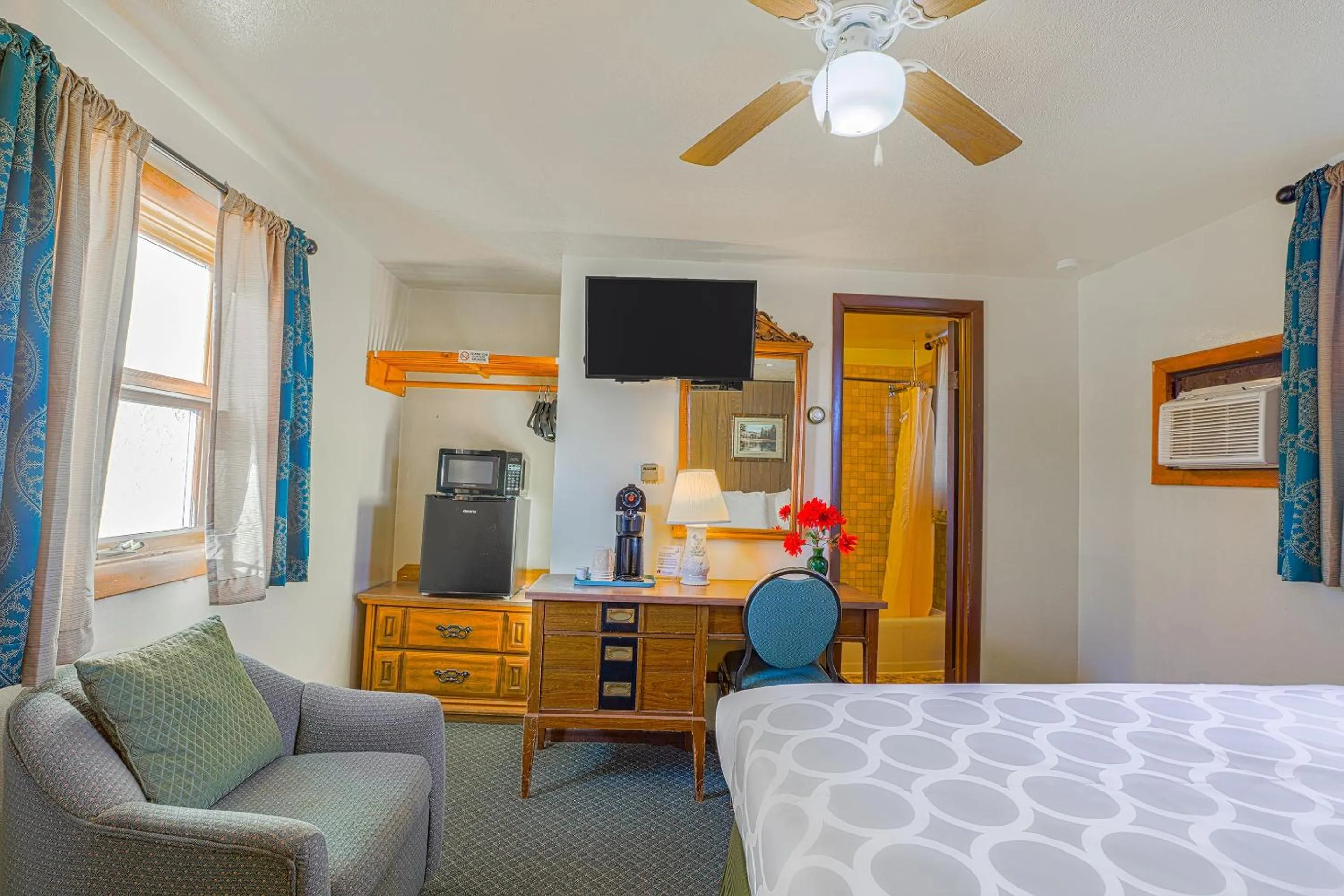 Bedroom, Bed in Love Hotels Silver Street by OYO at Hurley WI