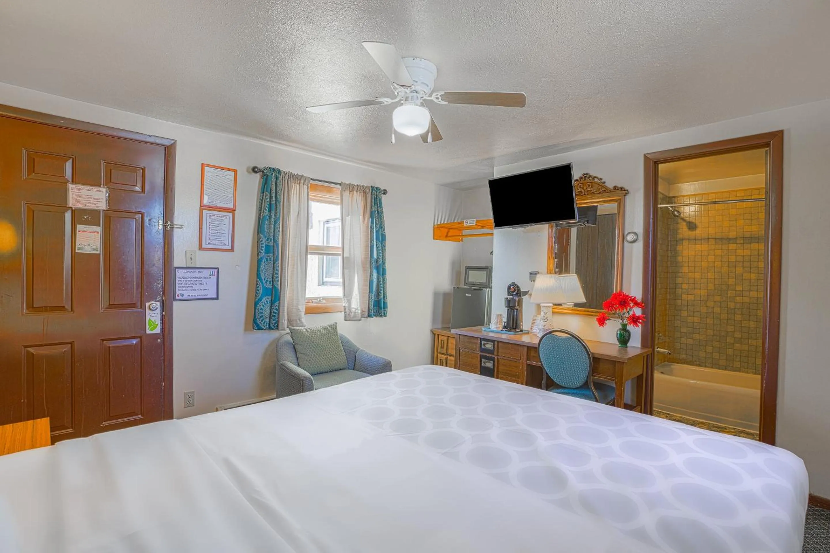 Bedroom, Bed in Love Hotels Silver Street by OYO at Hurley WI