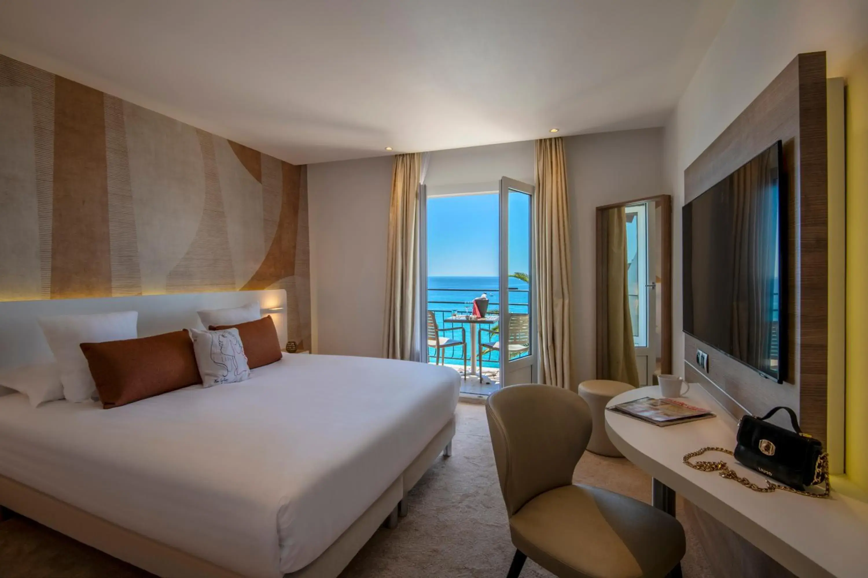 Deluxe Queen Room with Sea View in Best Western Premier Hotel Prince de Galles Deluxe Queen Room with Sea View in Best Western Premier Hotel Prince de Galles