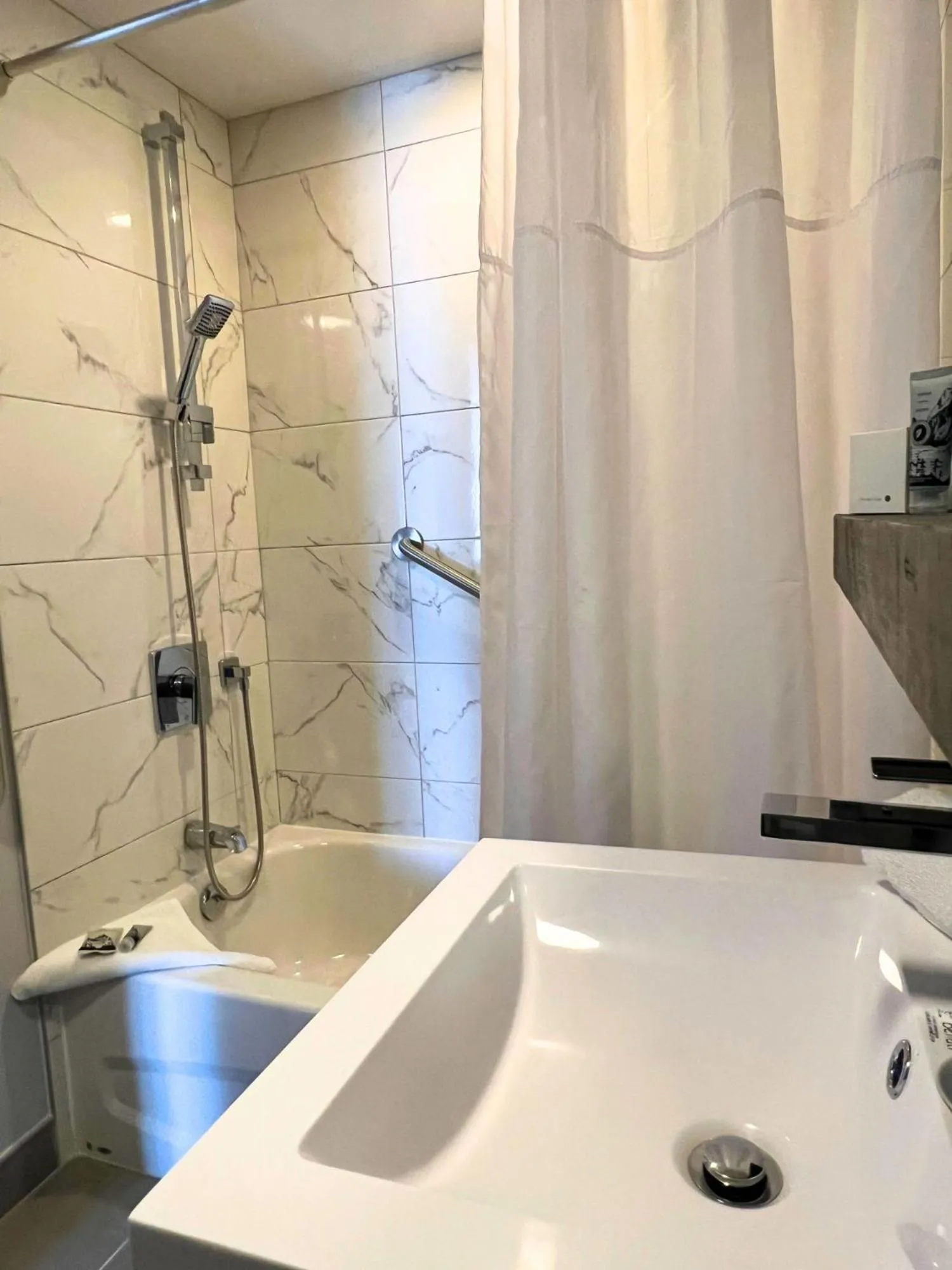 Shower in Hôtel Far Hills