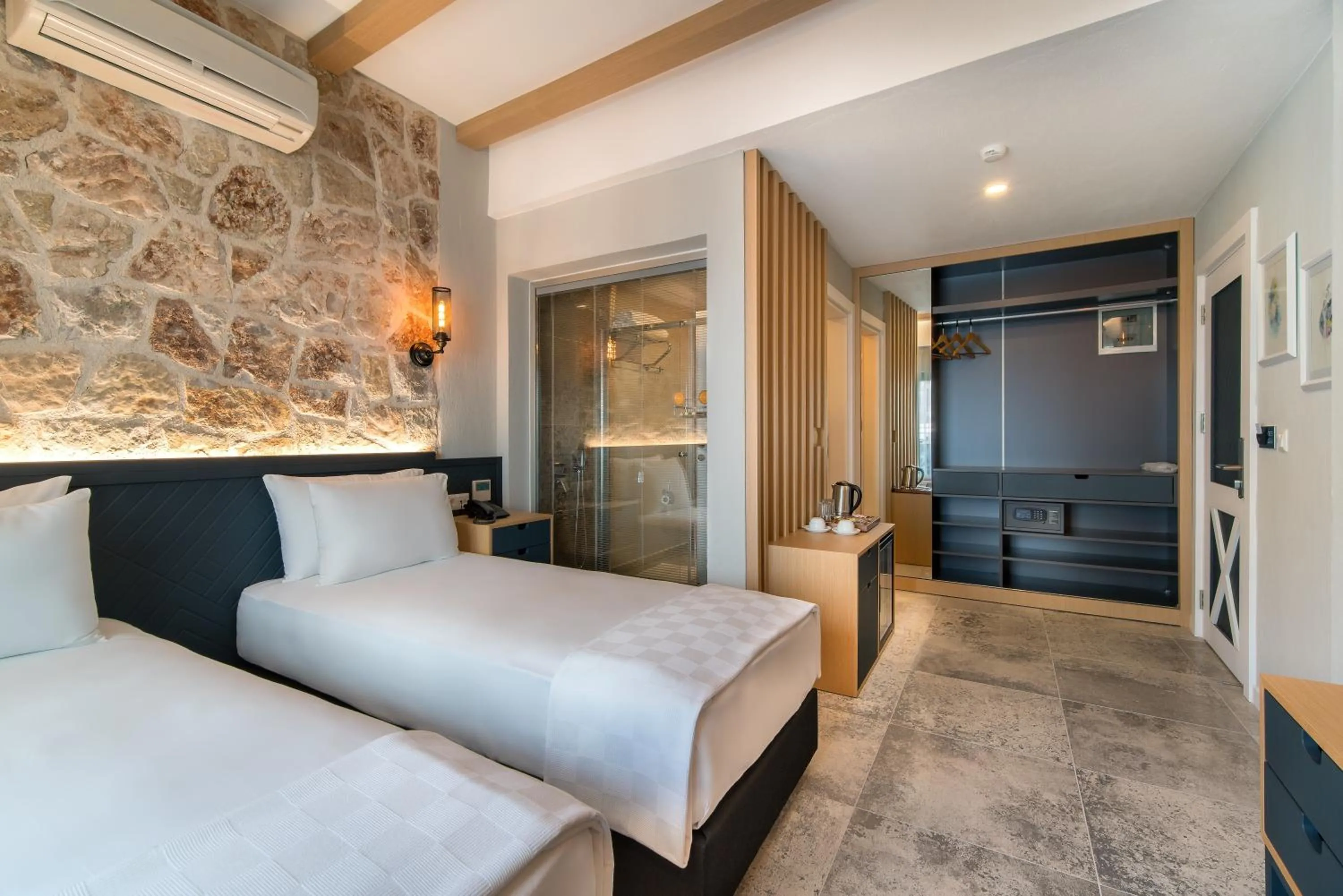 Photo of the whole room in Isola 12 Hotel