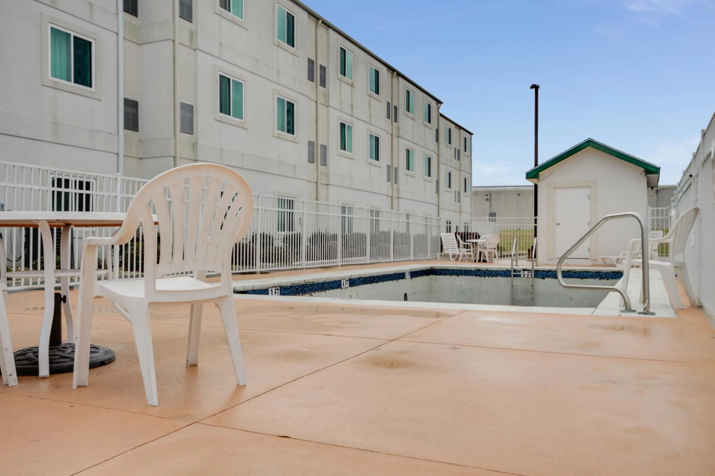 Swimming pool in Motel 6-Montgomery, AL - Airport