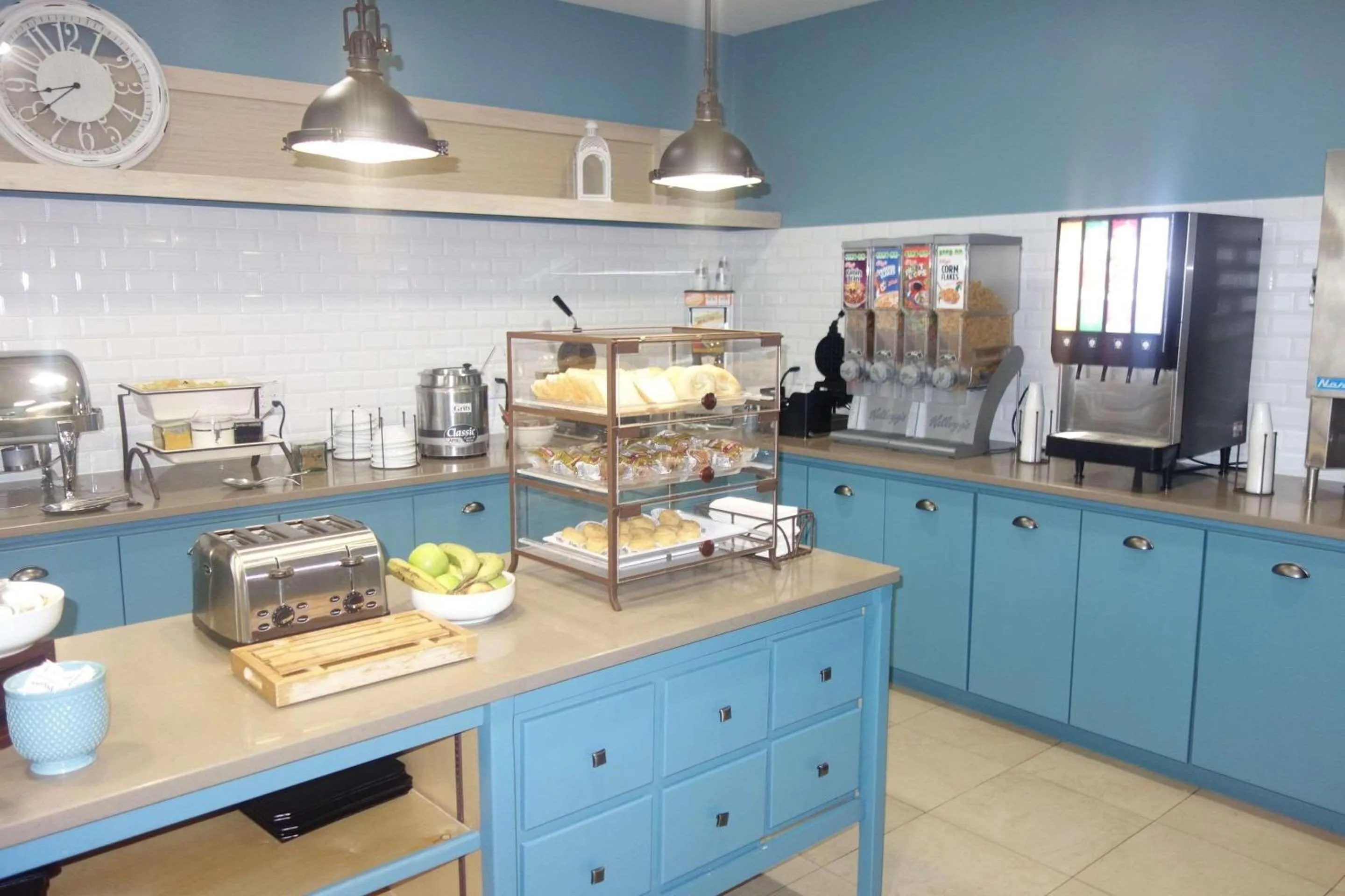 Breakfast in Country Inn & Suites by Radisson, Helen, GA