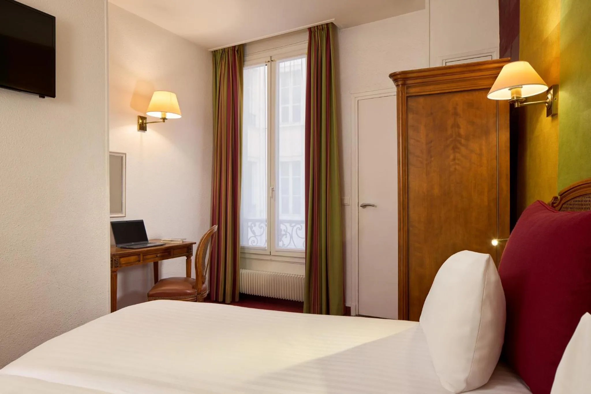 Bedroom, Bed in Timhotel Invalides Eiffel