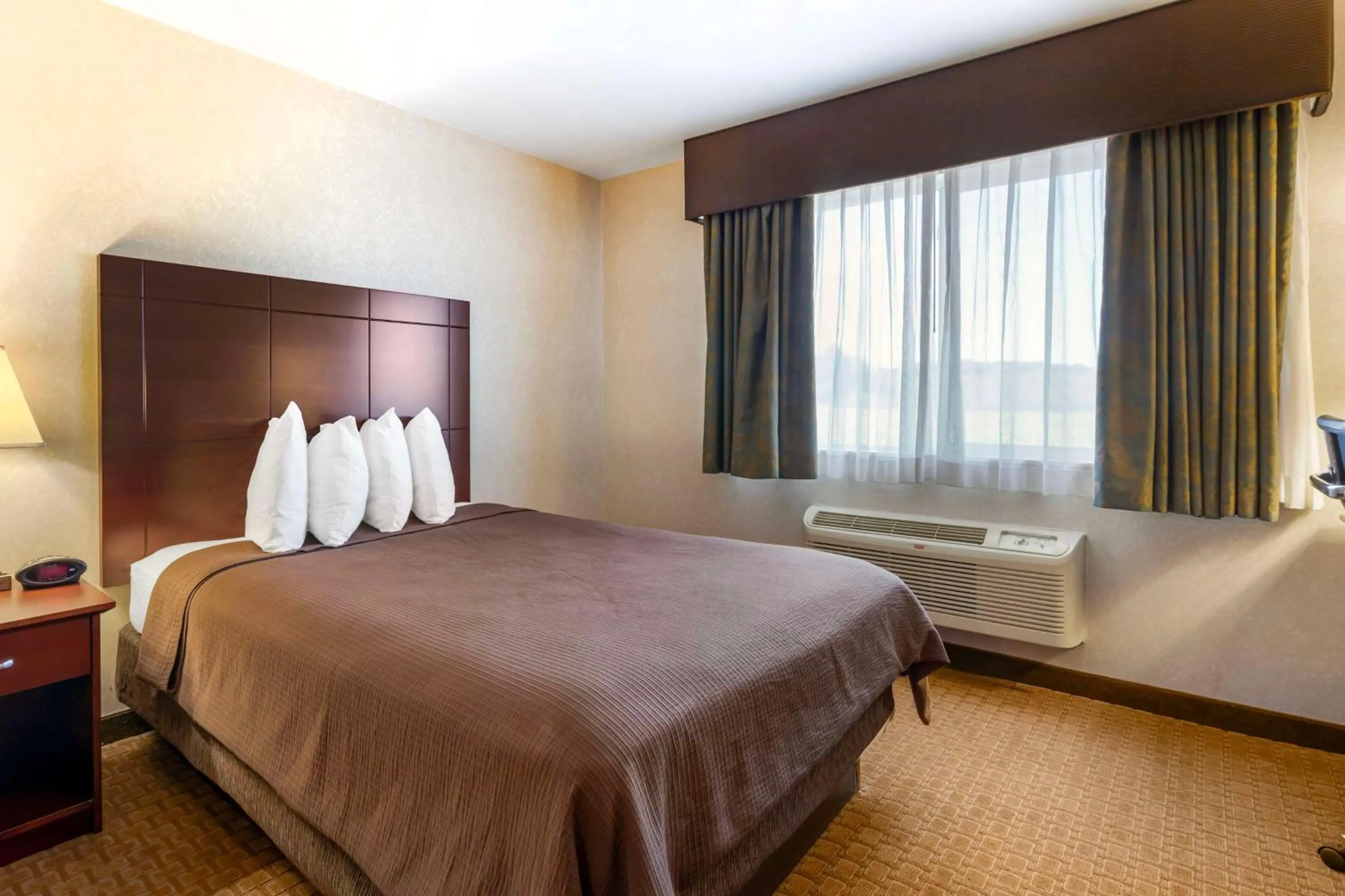 Bedroom, Bed in Best Western Wittenberg Inn