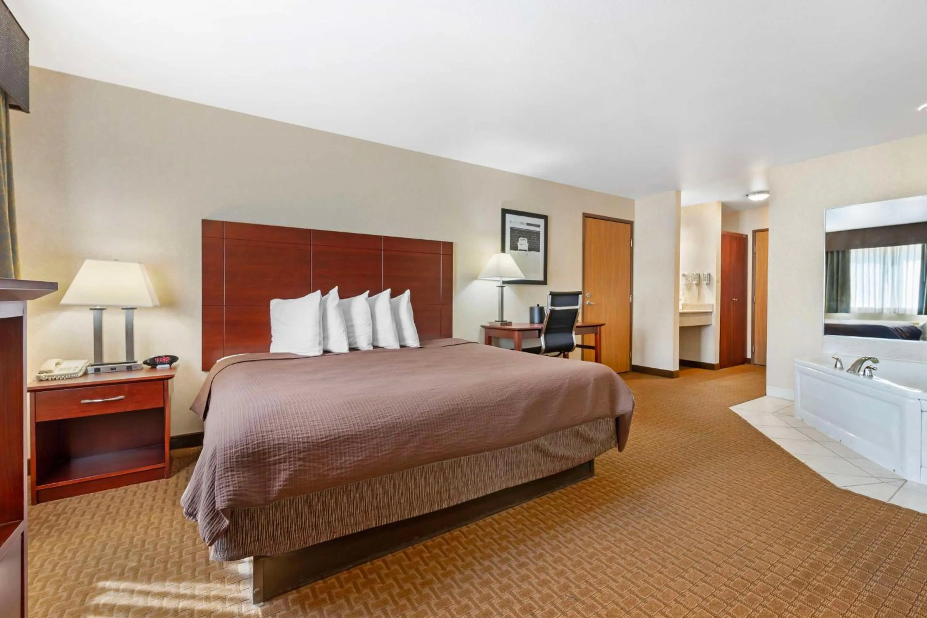 Bedroom, Bed in Best Western Wittenberg Inn