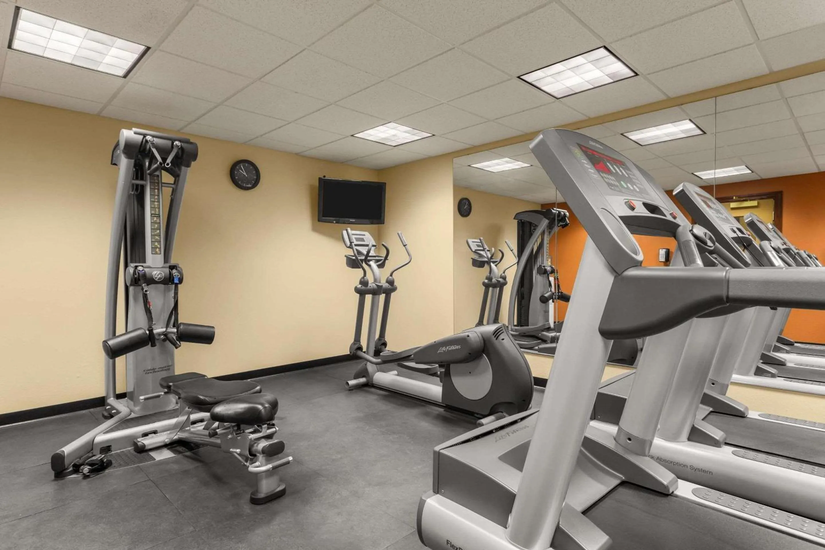 Fitness centre/facilities in Country Inn & Suites by Radisson, Madison, AL