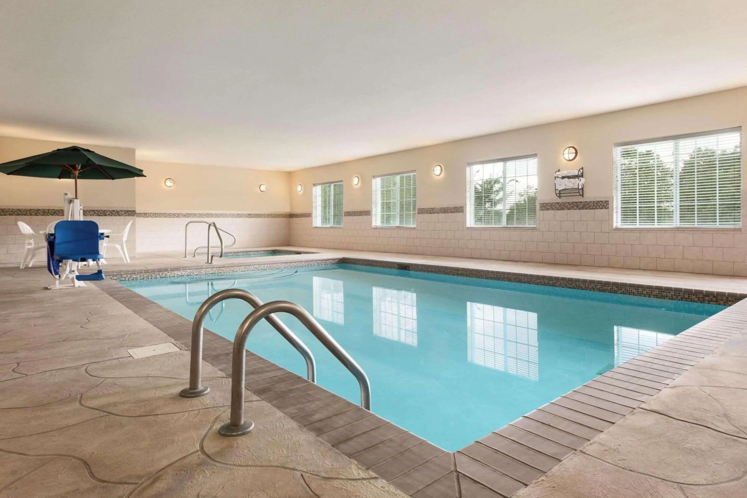 Swimming pool in Country Inn & Suites by Radisson, Madison, AL