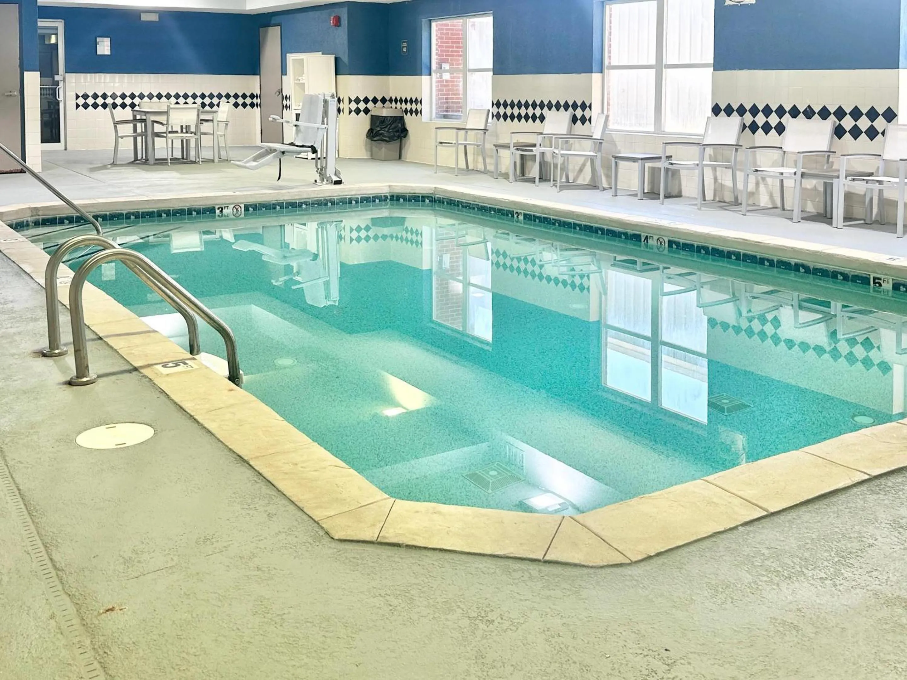 Swimming pool in Comfort Inn & Suites Calhoun South