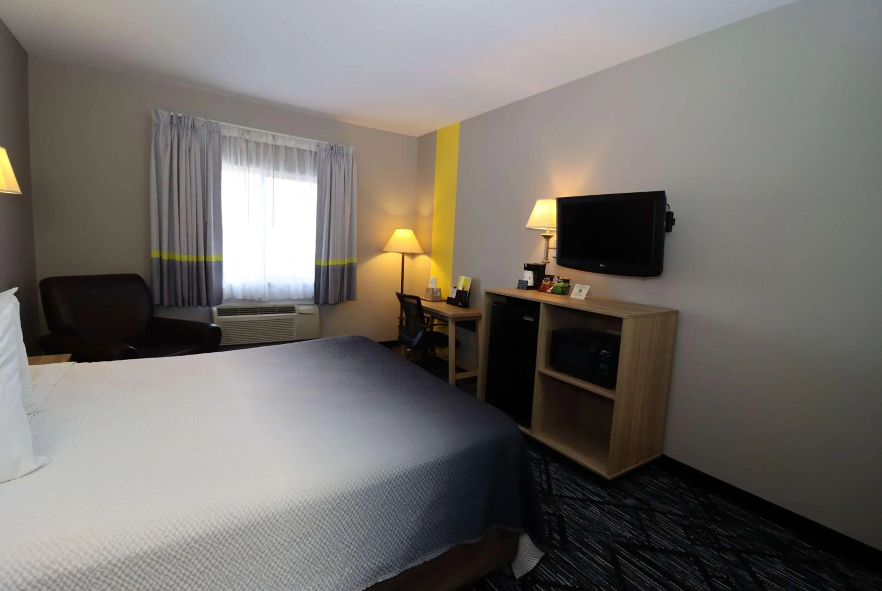 Photo of the whole room, Bed in Super 8 by Wyndham Perryville