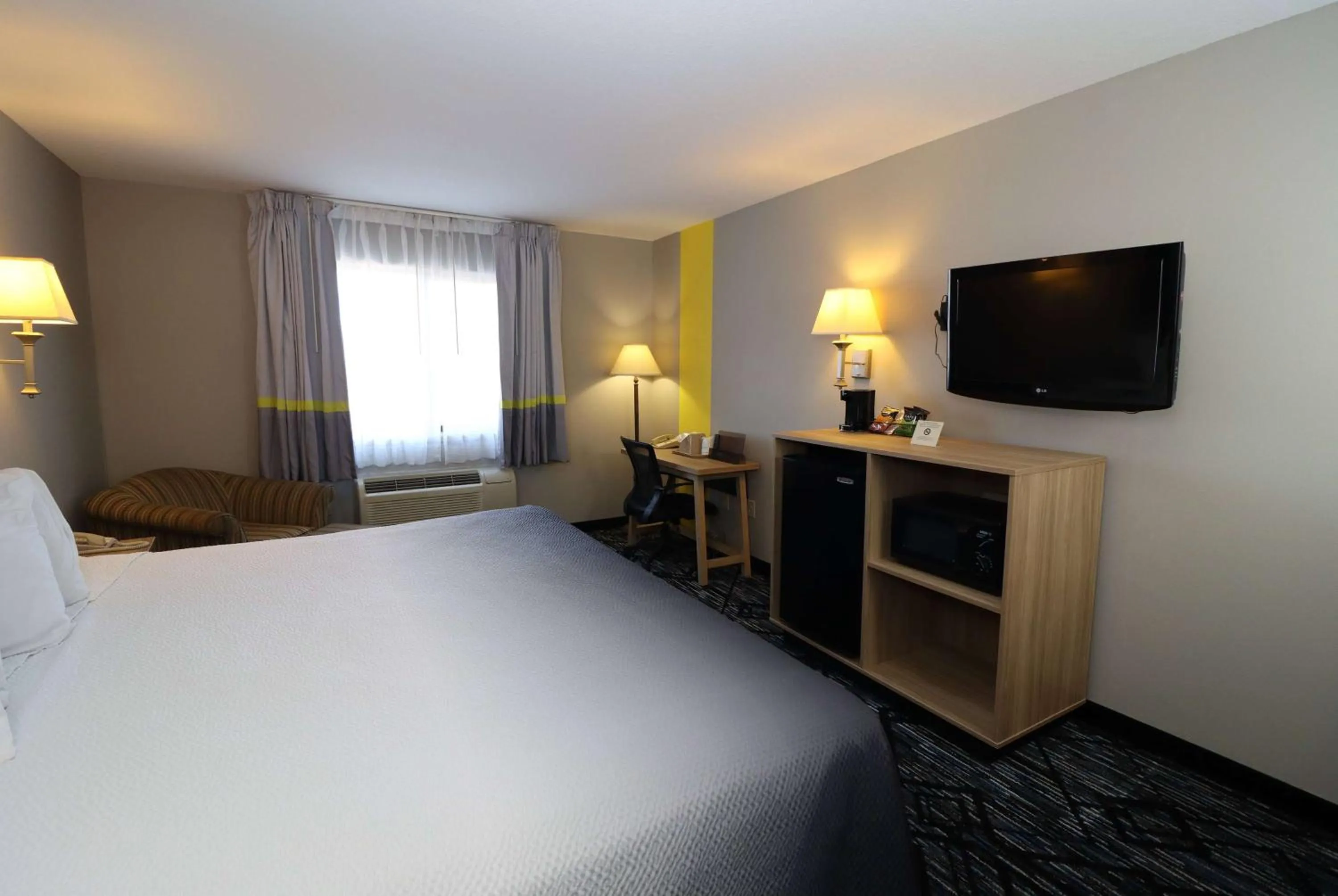 Photo of the whole room, Bed in Super 8 by Wyndham Perryville