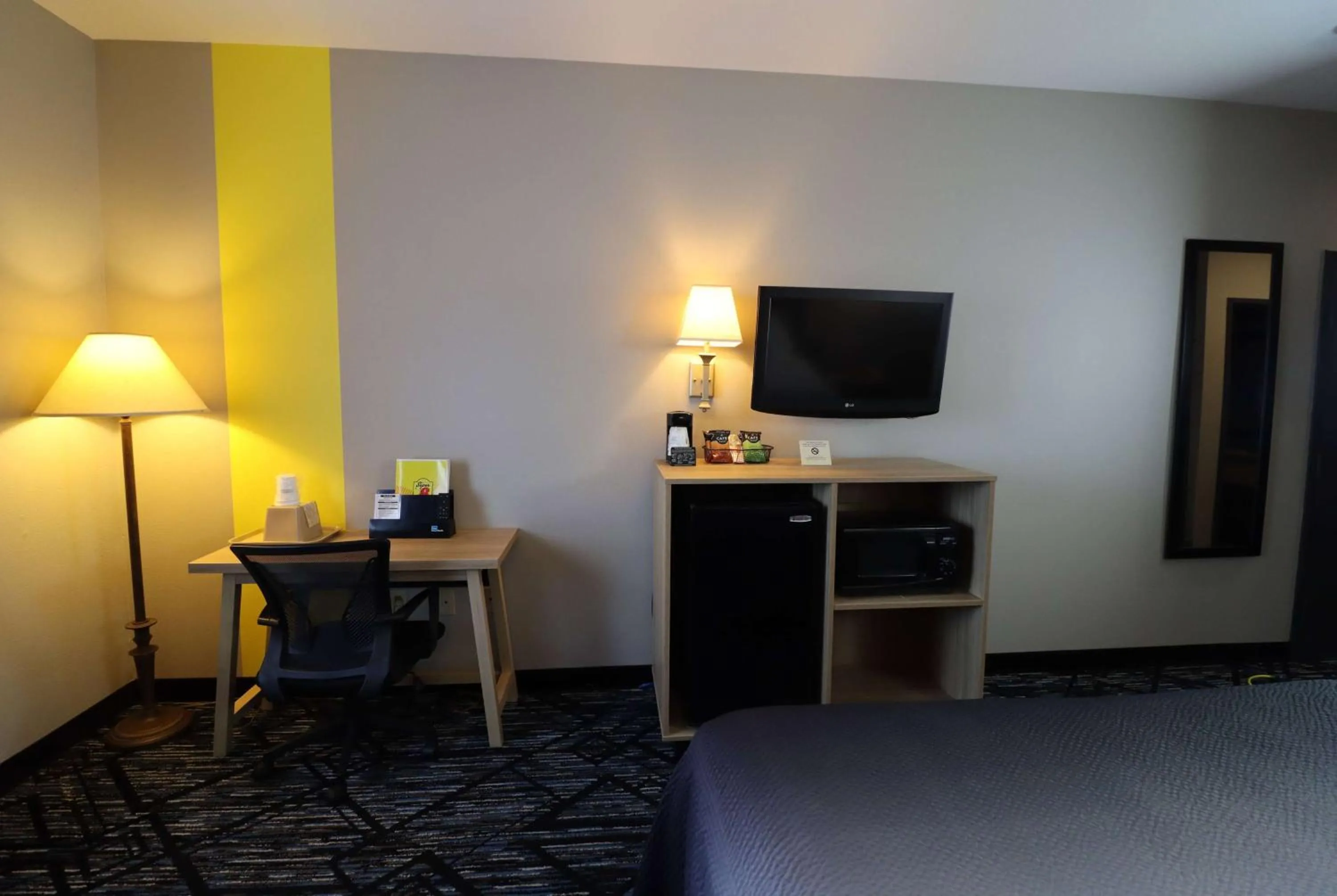 Photo of the whole room in Super 8 by Wyndham Perryville