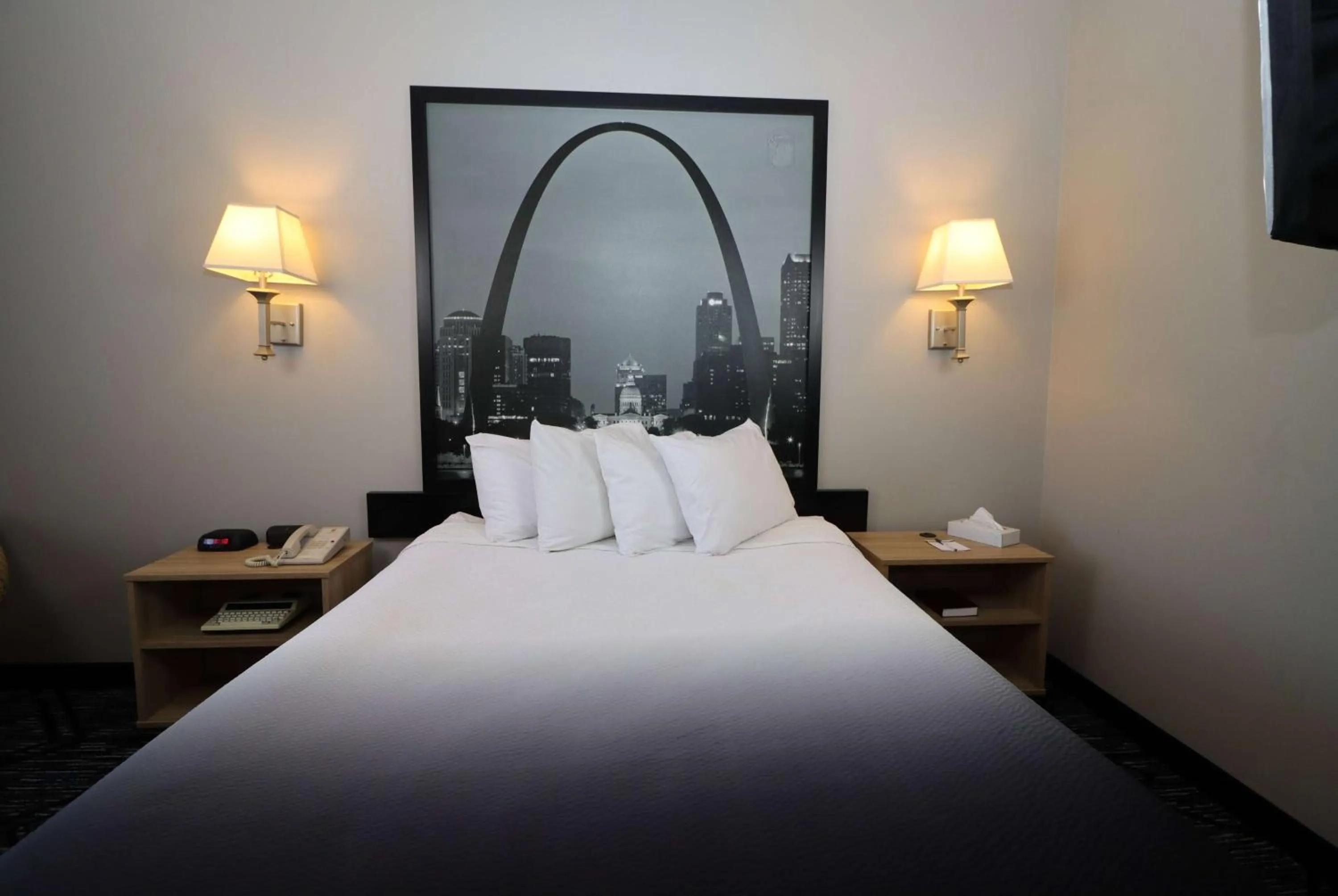 Photo of the whole room, Bed in Super 8 by Wyndham Perryville