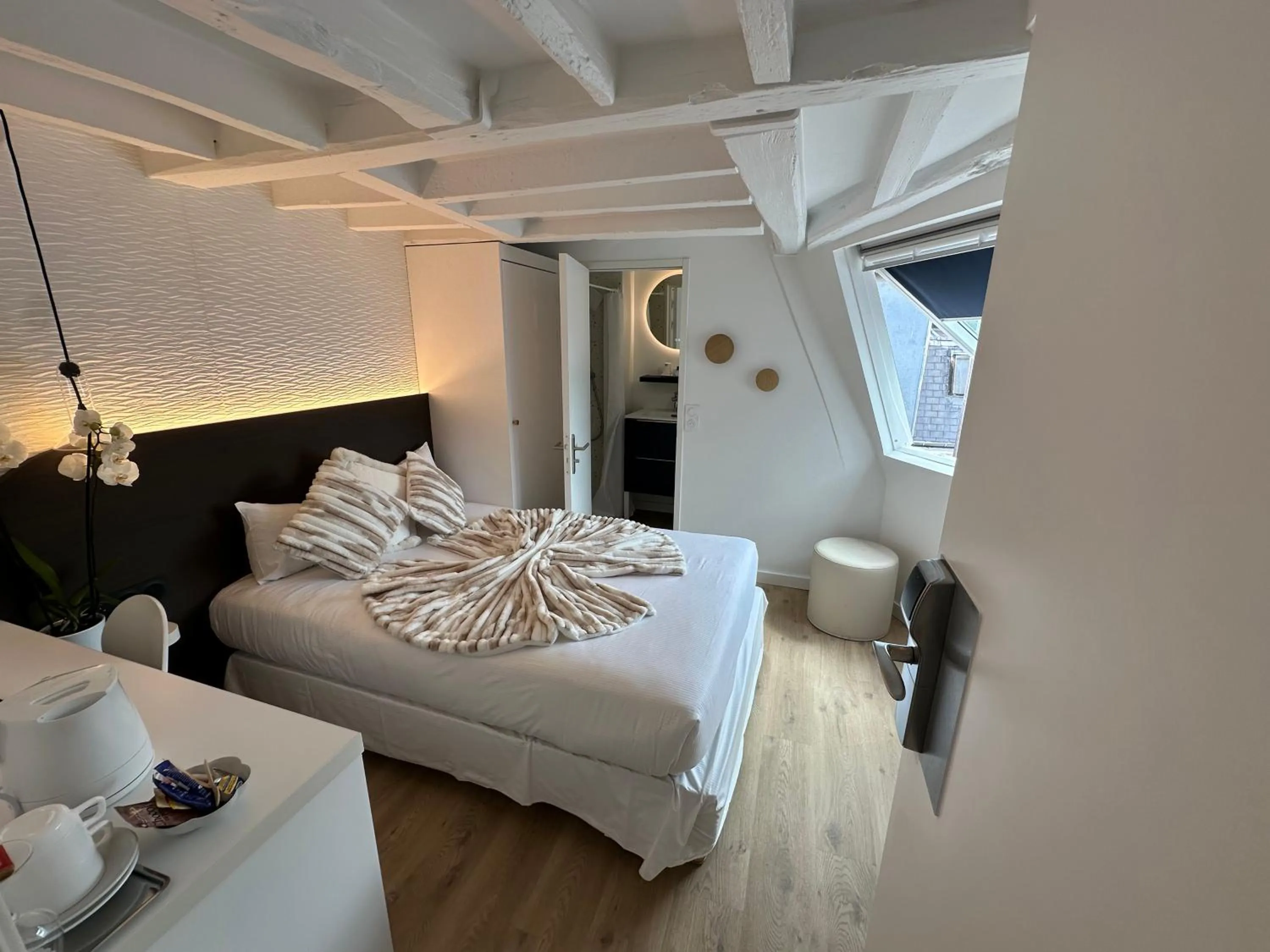 Bed in Hôtel Opera Deauville