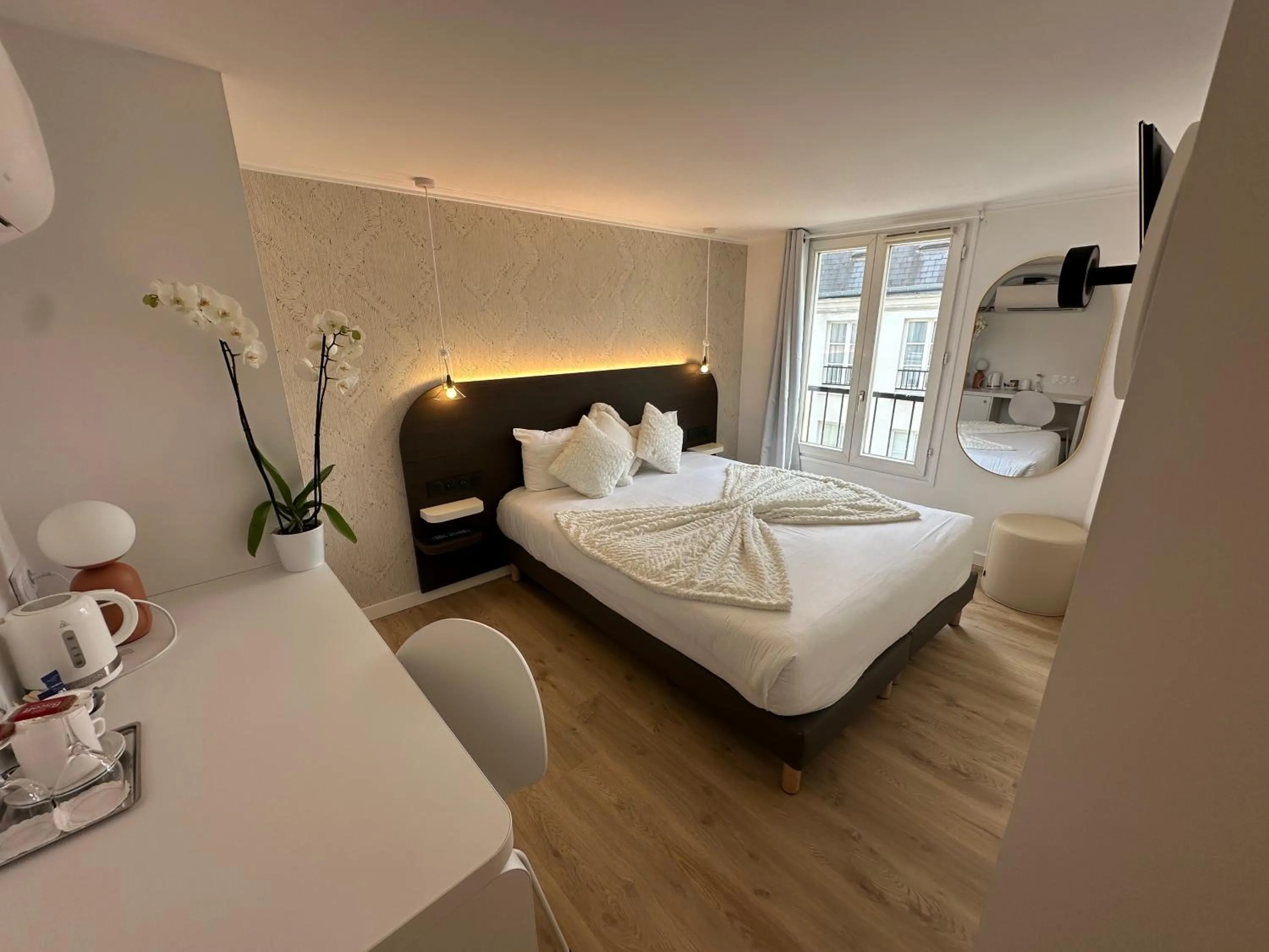 Photo of the whole room, Bed in Hôtel Opera Deauville