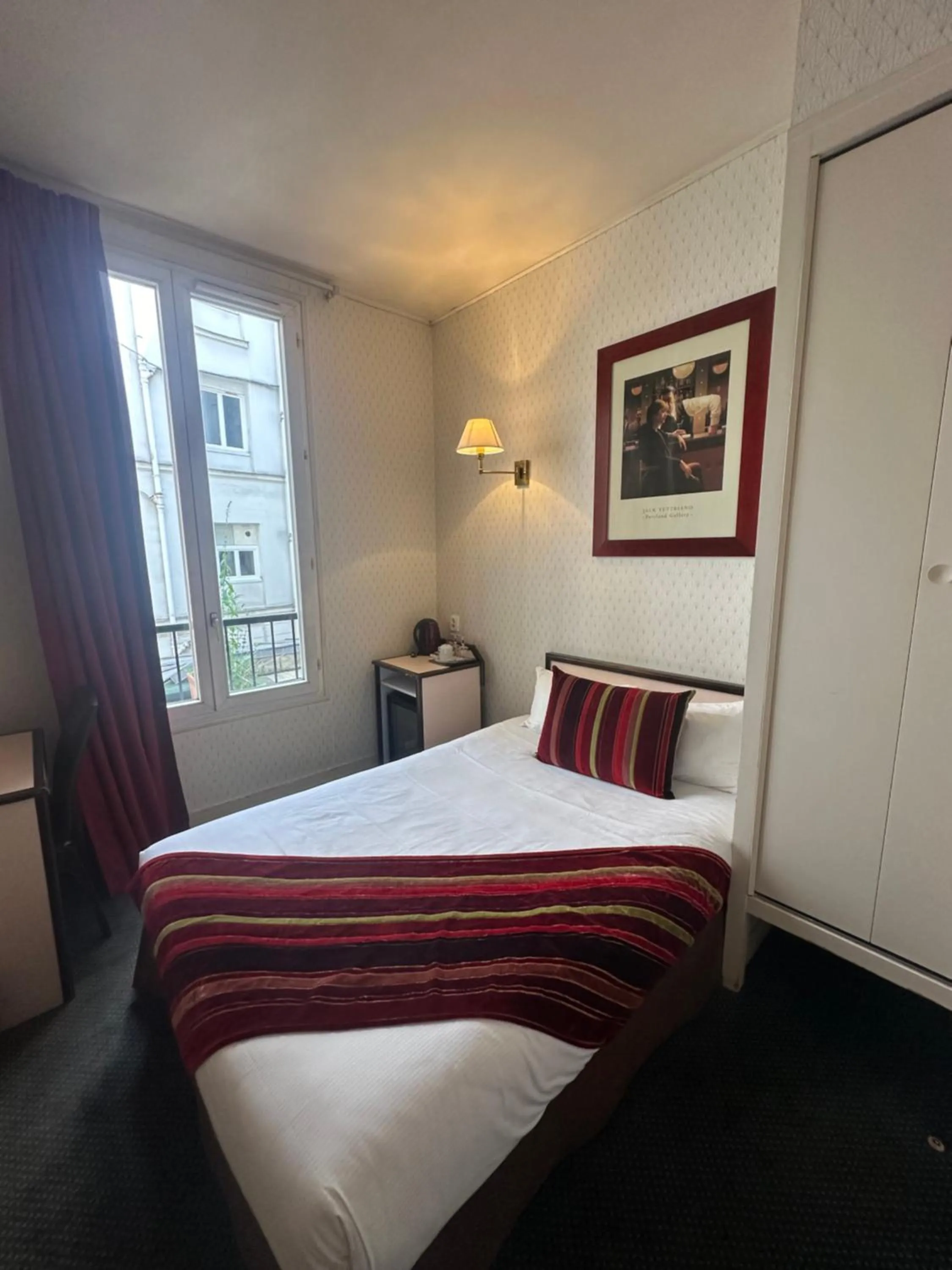 Photo of the whole room, Bed in Hôtel Opera Deauville