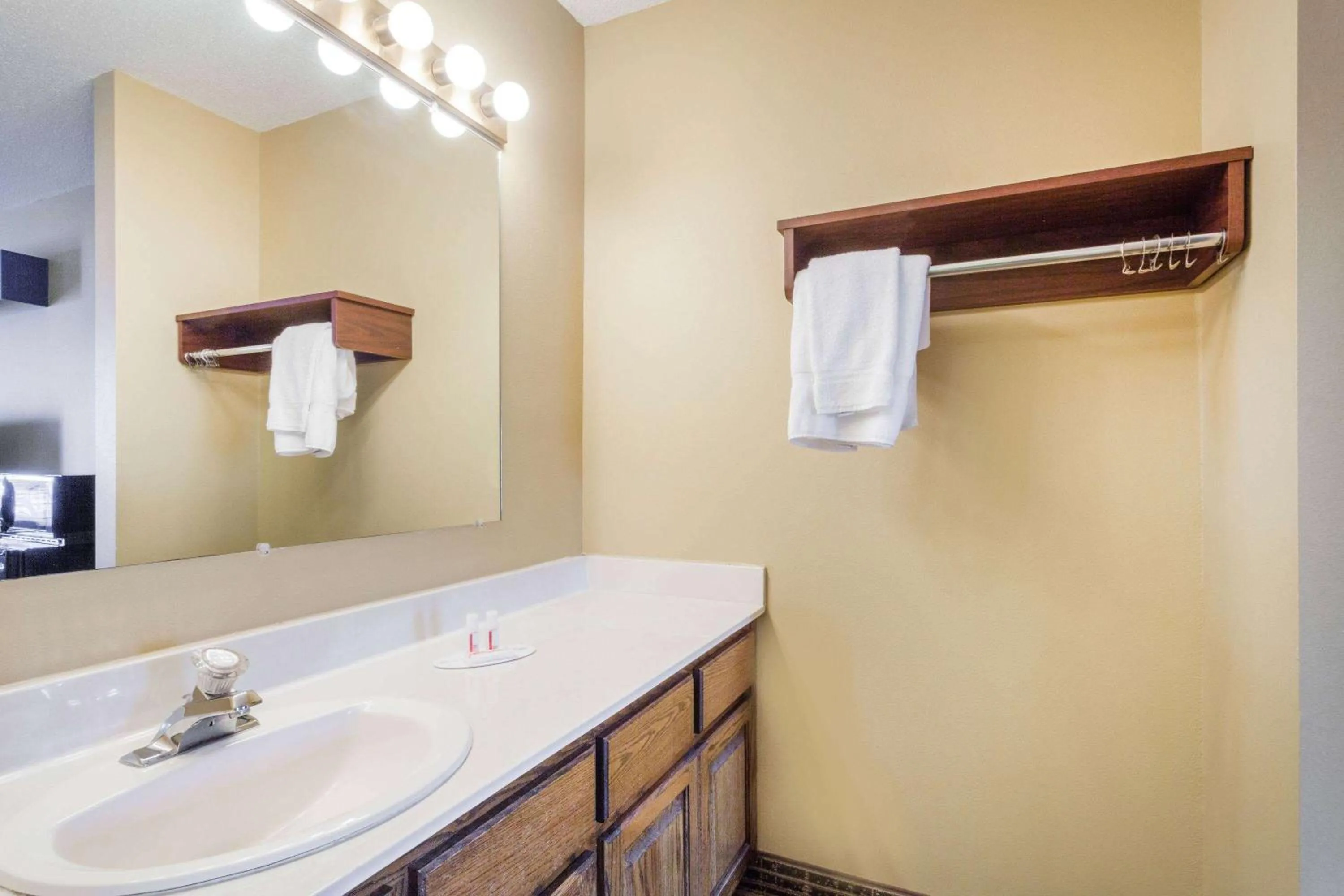 Bathroom in Baymont by Wyndham Florence/Muscle Shoals