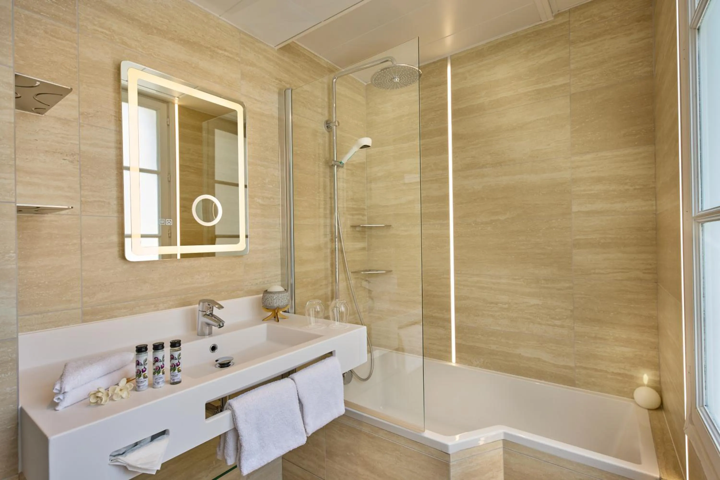 Bathroom in Le Relais Saint Honoré