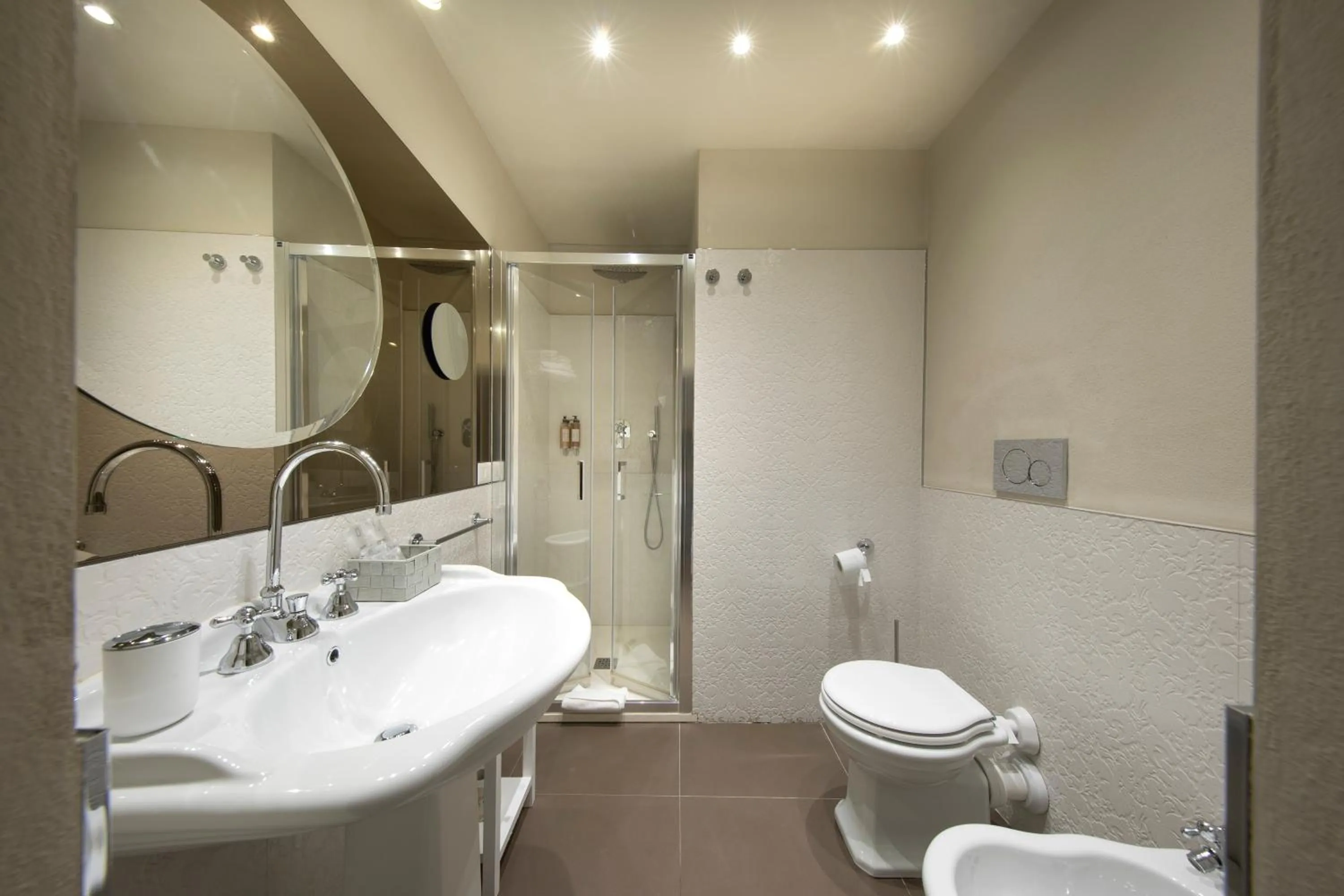 Shower in Ricasoli Garden Relais