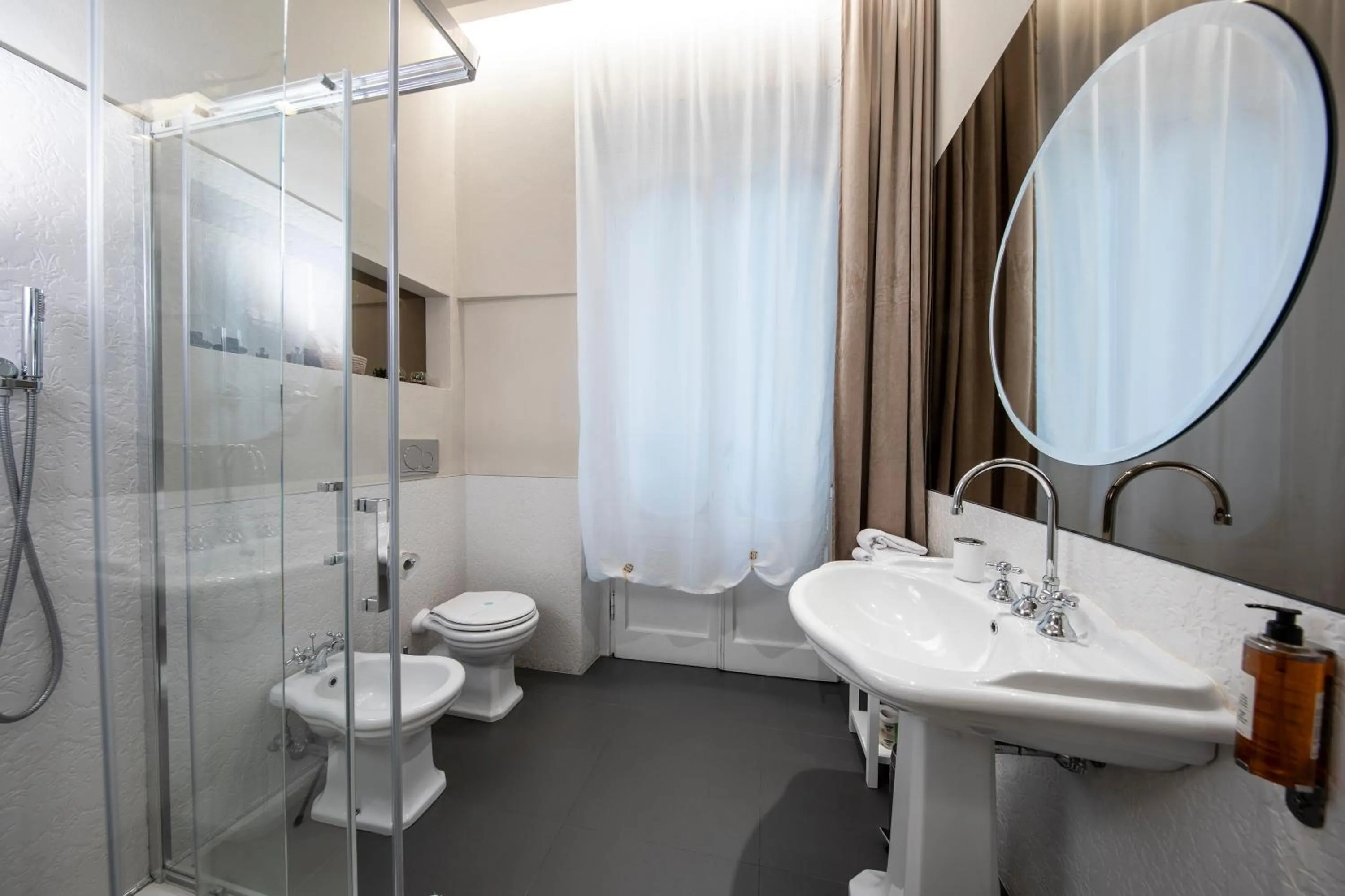 Shower in Ricasoli Garden Relais